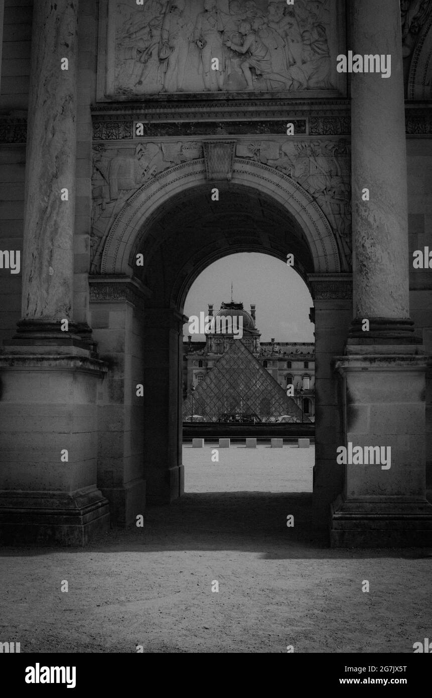 Vide quarantaine Paris musée du Louvre sans touristes arche noire et blanche Banque D'Images