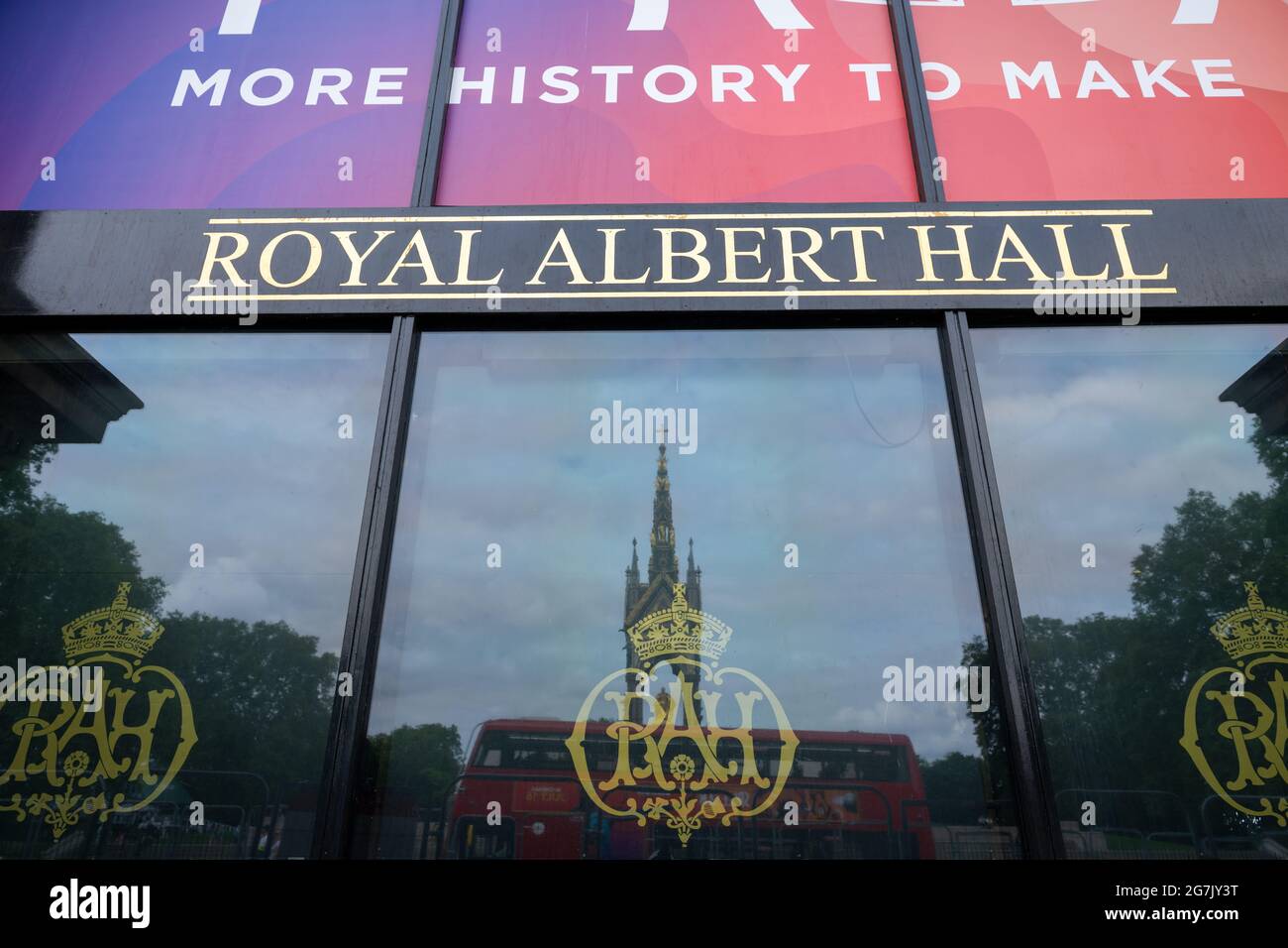 Londres. ROYAUME-UNI- 07.11. 2021. Le nom et la signalisation à l'extérieur du porche nord du Royal Albert Hall. Banque D'Images