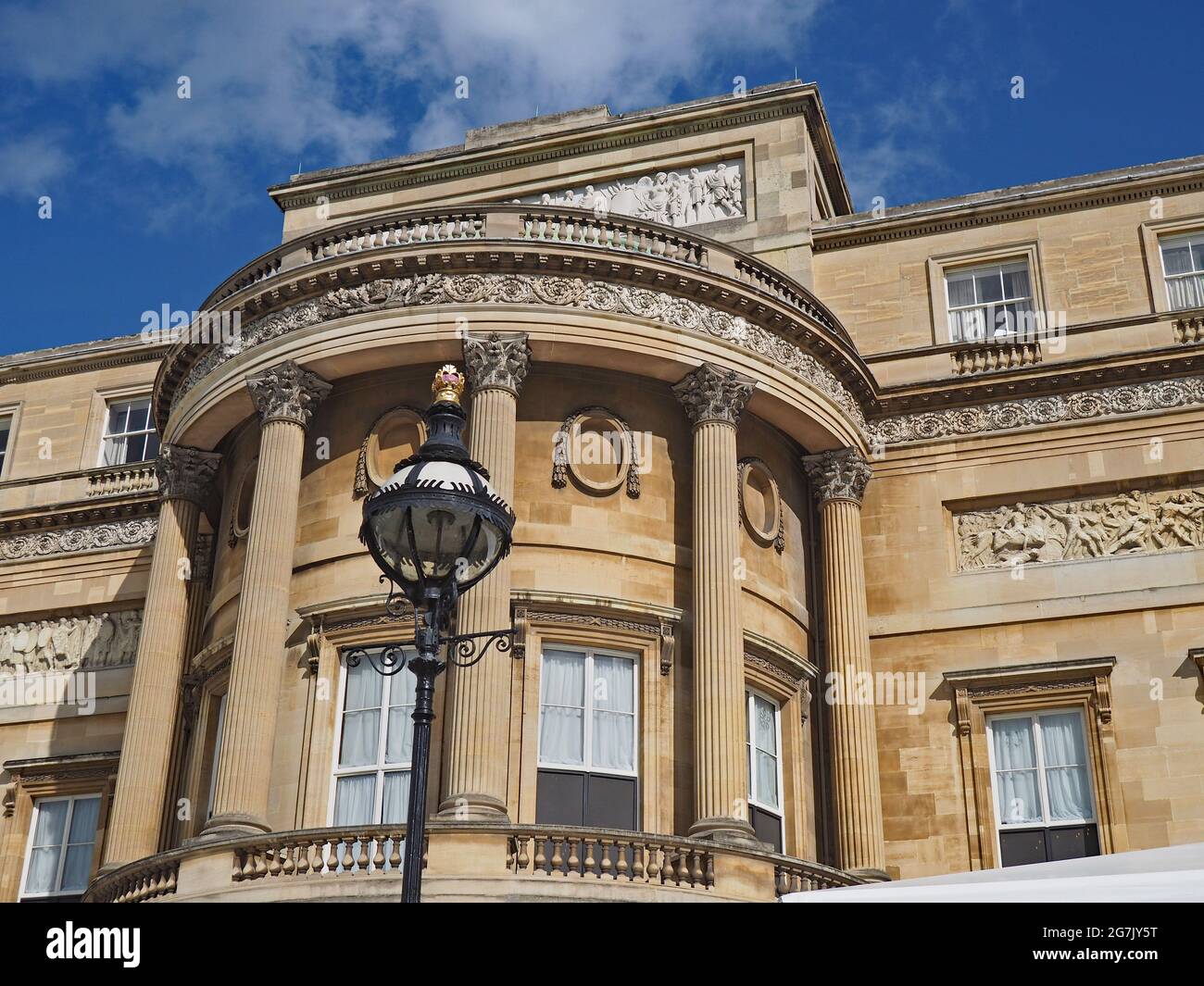 Vue arrière sur le palais de Buckingham, avec colonnes et balcon circulaire Banque D'Images