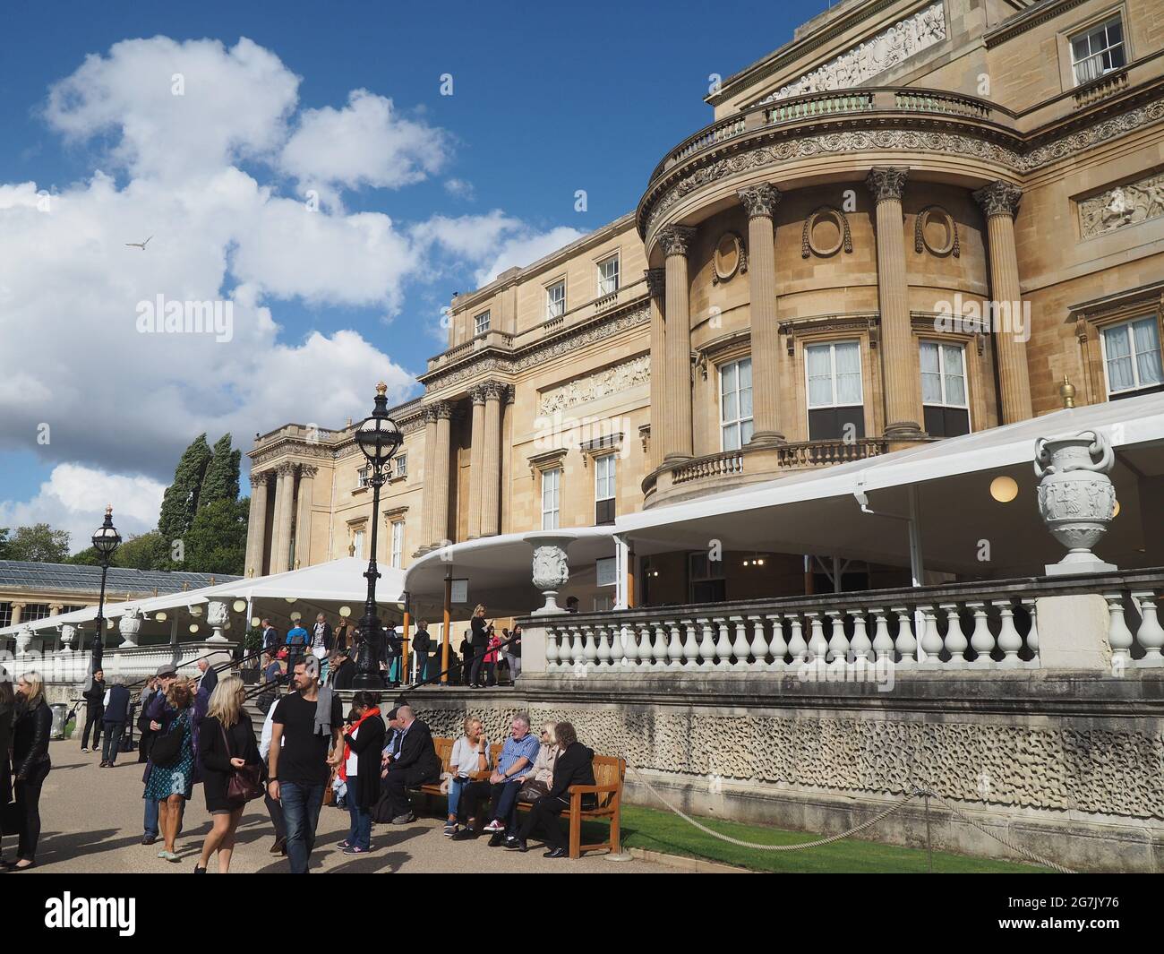 Vue arrière du palais de Buckingham, vers le jardin, avec les visiteurs qui quittent l'excursion Banque D'Images