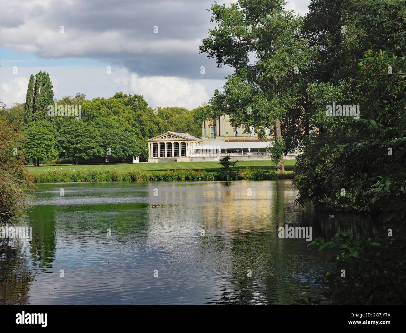 Arrière de Buckingham Palace vue de l'autre côté de l'étang dans le jardin privé Banque D'Images