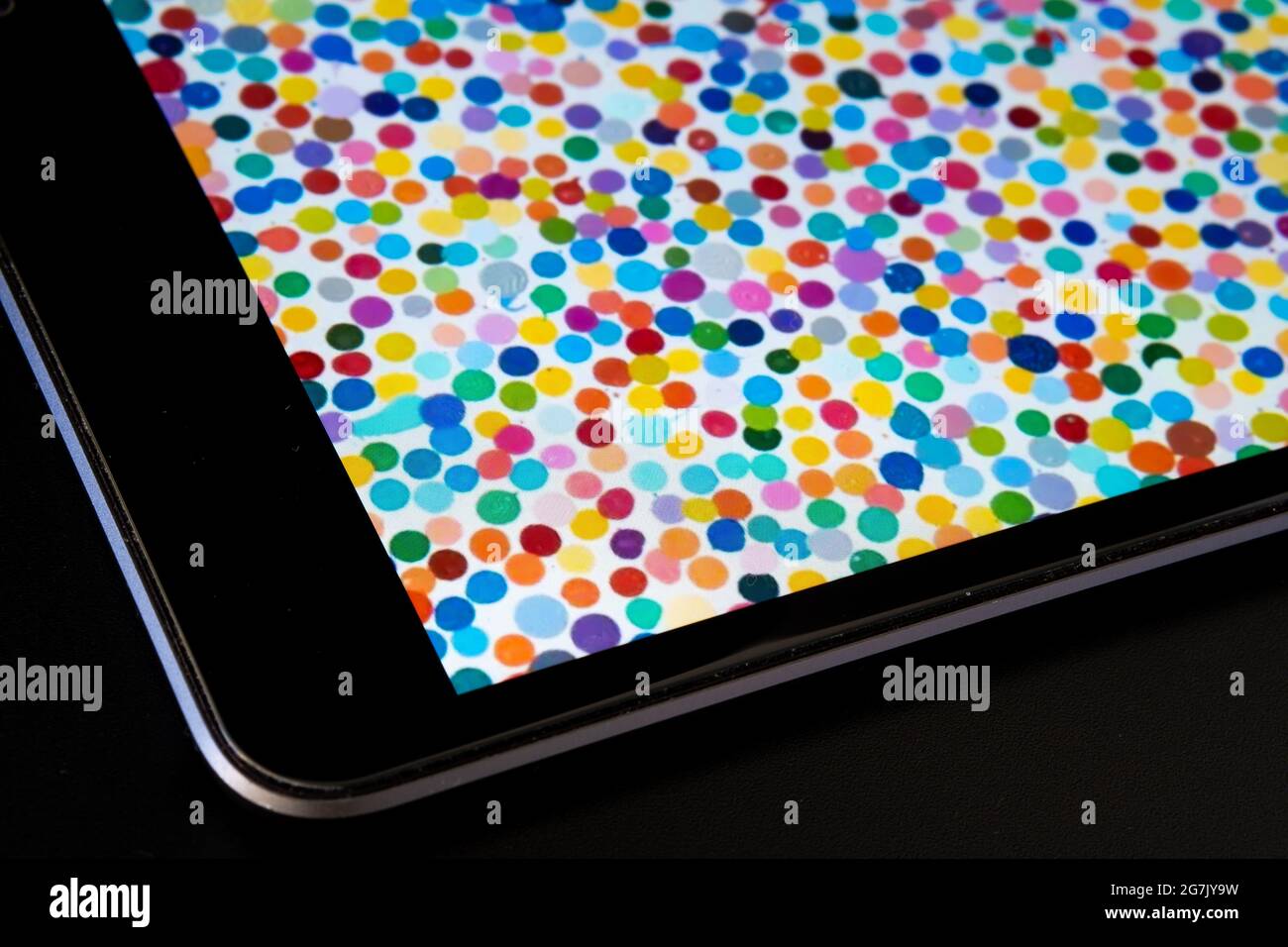 Tableaux d'accompagnement uniques vus sur ipad avec une mise au point sélective. L'art numérique de Damien Hirst qui s'est vendu sous le nom de devise NFT. Stafford, Royaume-Uni, 14 juillet 2 Banque D'Images