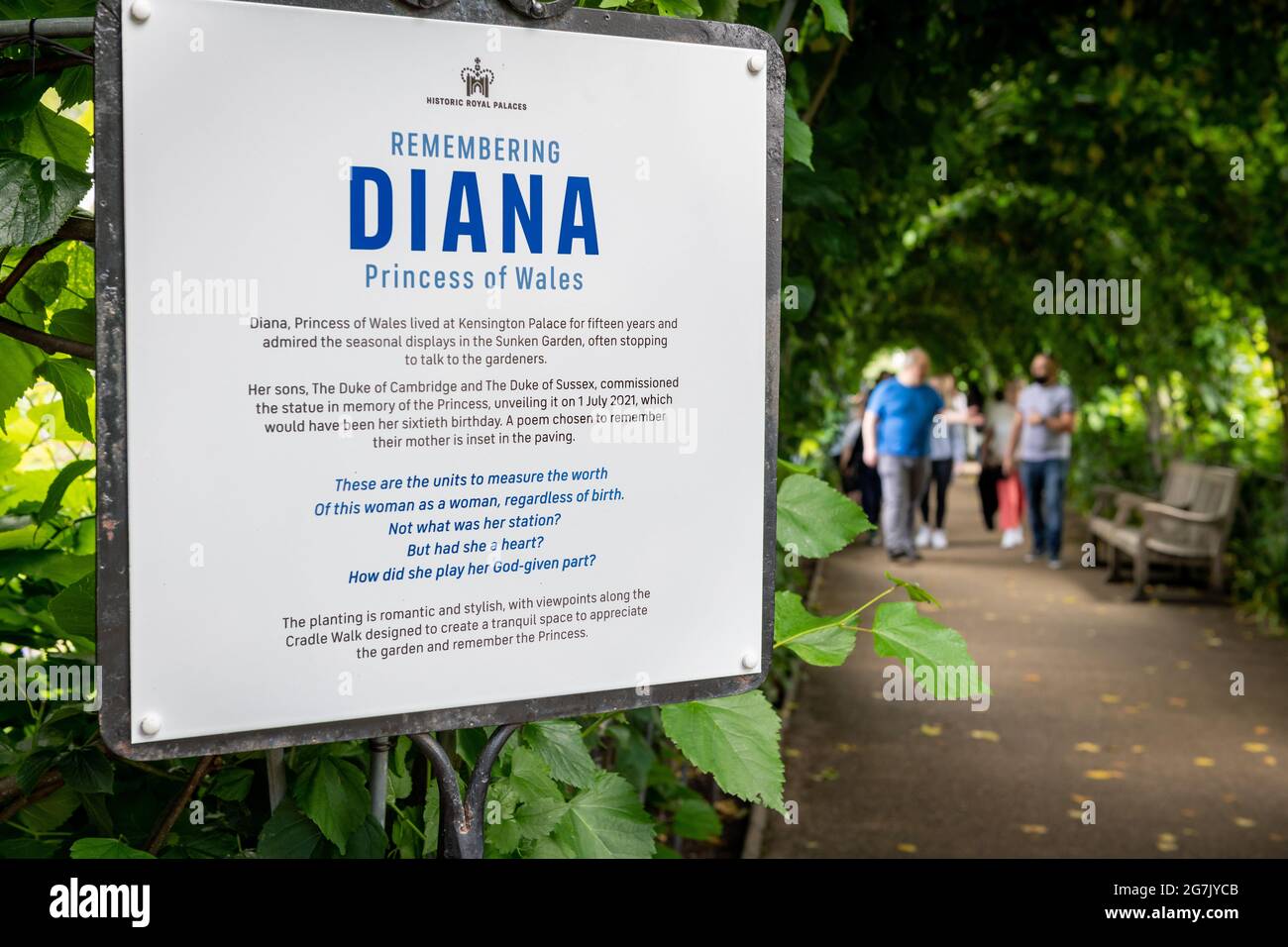 Londres. ROYAUME-UNI- 07.11.2021. Le panneau et l'avis d'information dans le jardin commémoratif de la princesse Diana. Banque D'Images