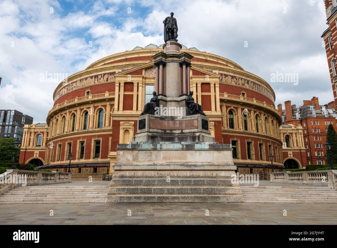 Londres. ROYAUME-UNI- 07.11. 2021. Vue sur la rue de l'entrée du Royal Albert Hall. Banque D'Images