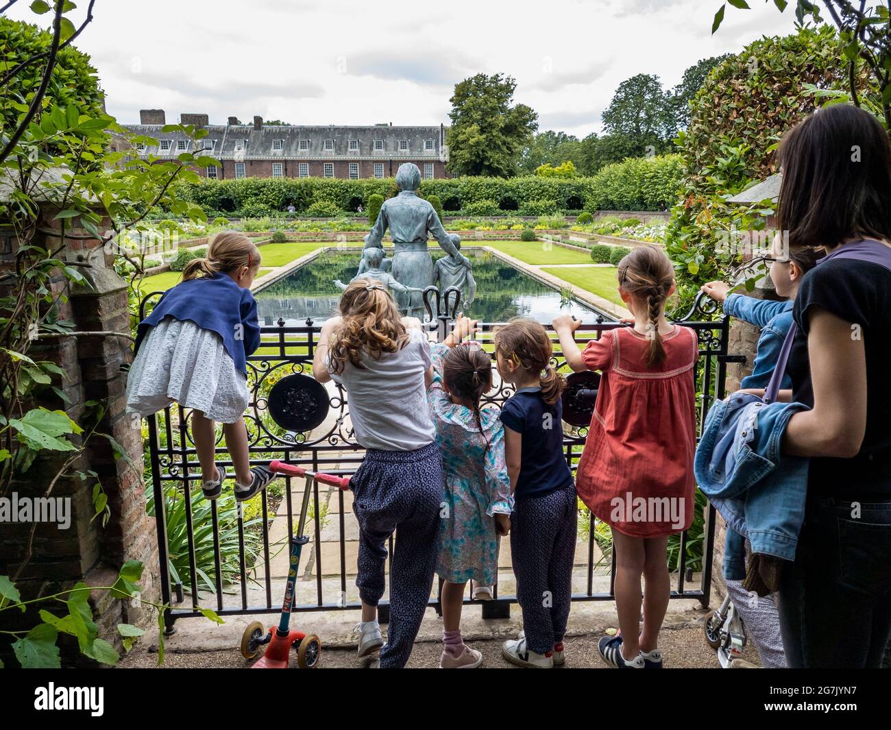 Londres. ROYAUME-UNI- 07.11. 2021. Touristes et visiteurs à visiter dans le jardin commémoratif de la princesse Diana. Banque D'Images