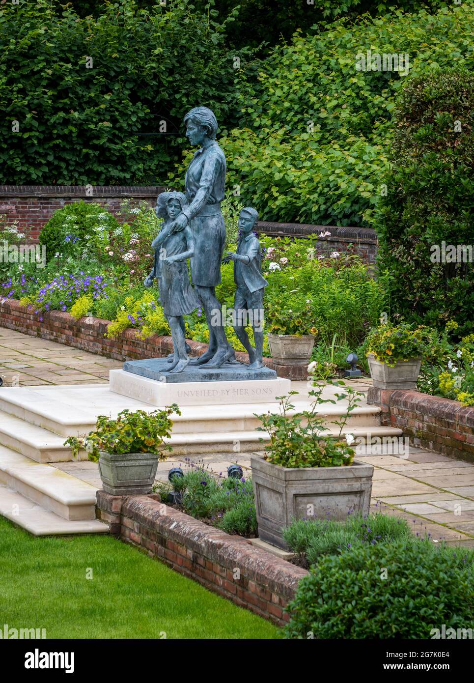 Londres. ROYAUME-UNI- 07.11. 2021. La statue de la princesse Diana avec les enfants dans le jardin commémoratif de la princesse Diana. Banque D'Images Londres. ROYAUME-UNI- 07.11. 2021. La statue de la princesse Diana avec les enfants dans le jardin commémoratif de la princesse Diana. Banque D'Images