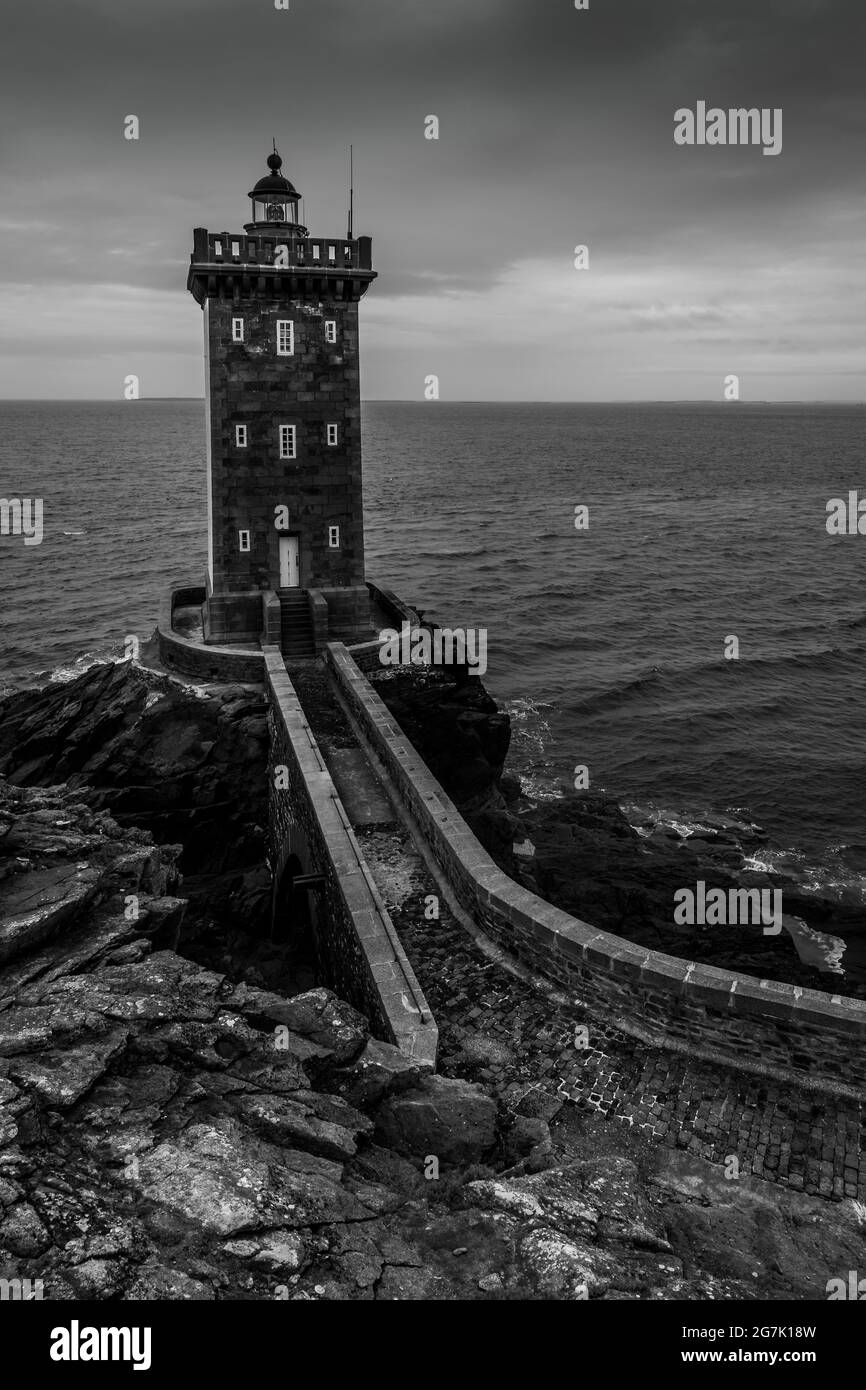 Phare de Kermorvan sur la côte atlantique française. Banque D'Images