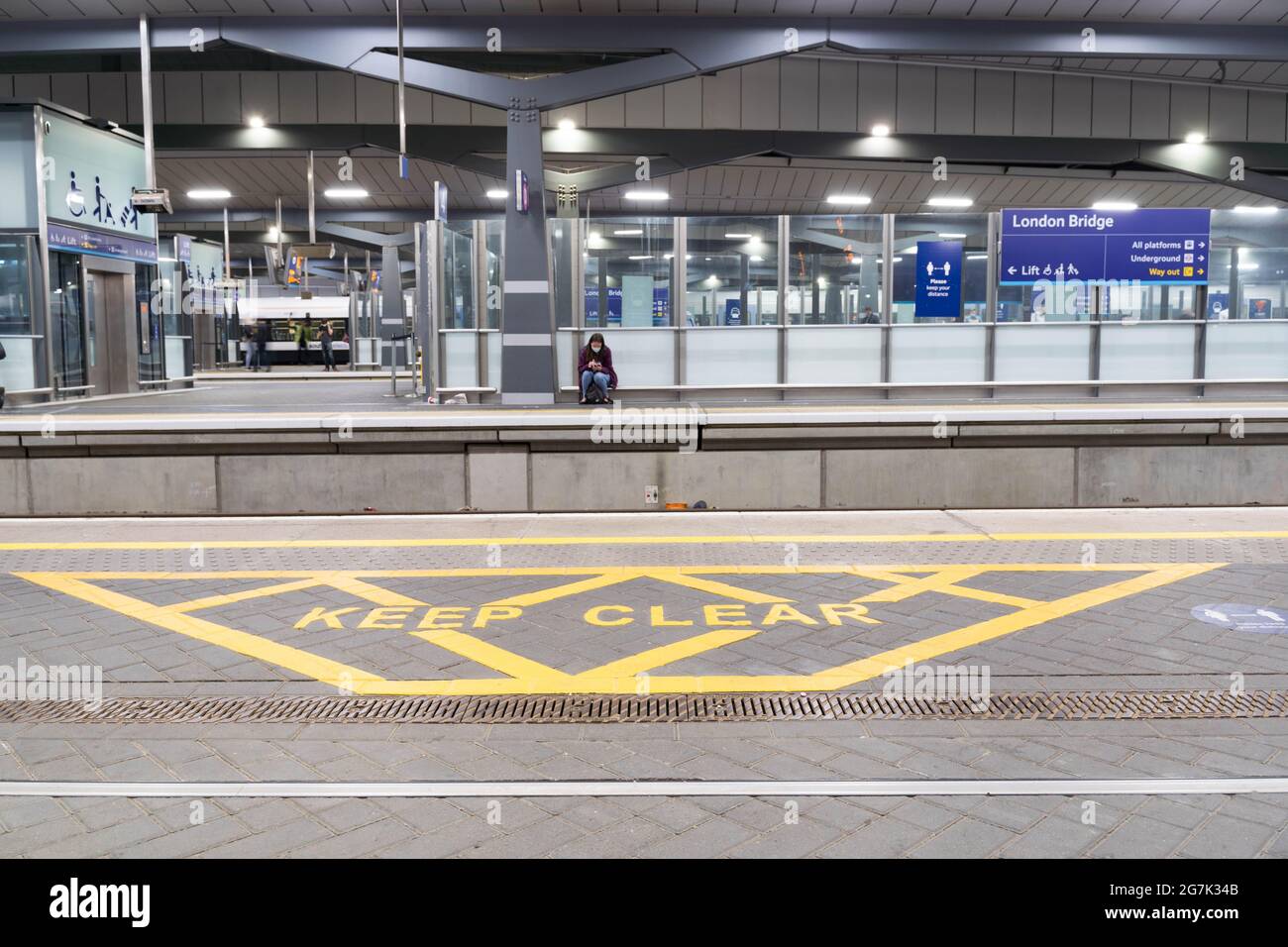 Gardez le panneau transparent de couleur jaune peint sur la plate-forme dans la station de pont de Londres Angleterre Royaume-Uni Banque D'Images