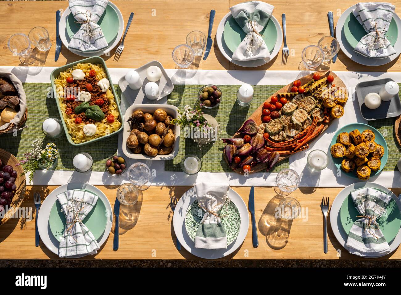 Table de dîner servie et décorée pour les grands événements, vue du dessus Banque D'Images
