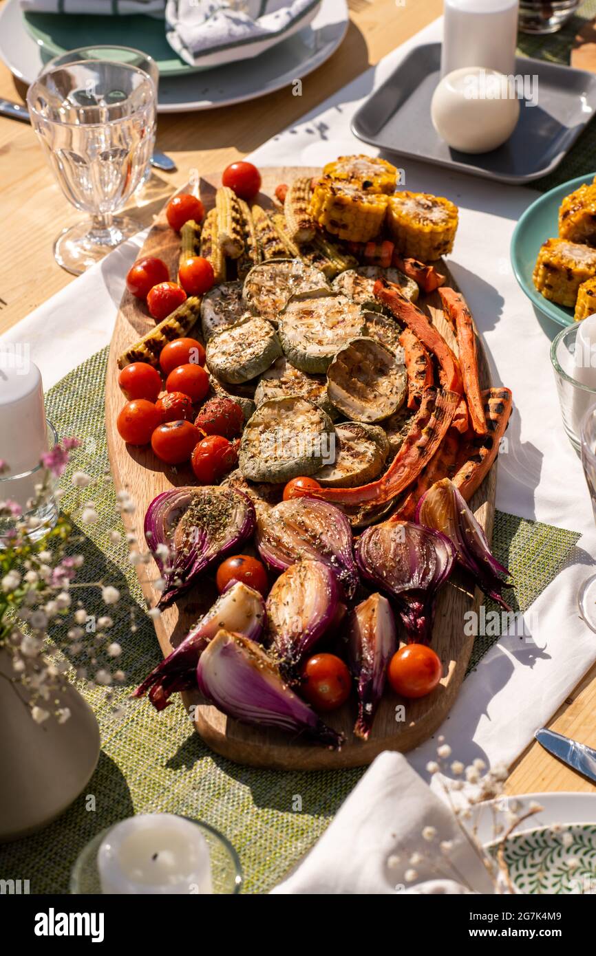 Délicieux légumes grillés comme le courccini, les carottes, les oignons rouges et les tomates sur le grand plateau Banque D'Images