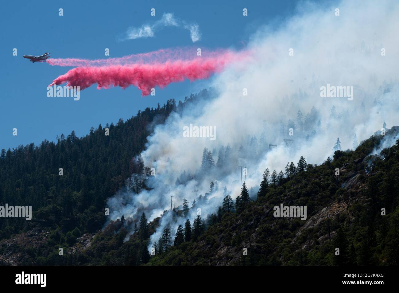 Plumas County, Californie, États-Unis. 14 juillet 2021. Le pétrolier jette un produit ignifuge pour combattre le feu Dixie sur la route 70 dans le canyon de la rivière Feather, dans le comté de Plumas. Le feu a commencé près de l'origine du feu de camp mortel de 2018. Crédit : Paul Kitagaki Jr./ZUMA Wire/Alay Live News Banque D'Images