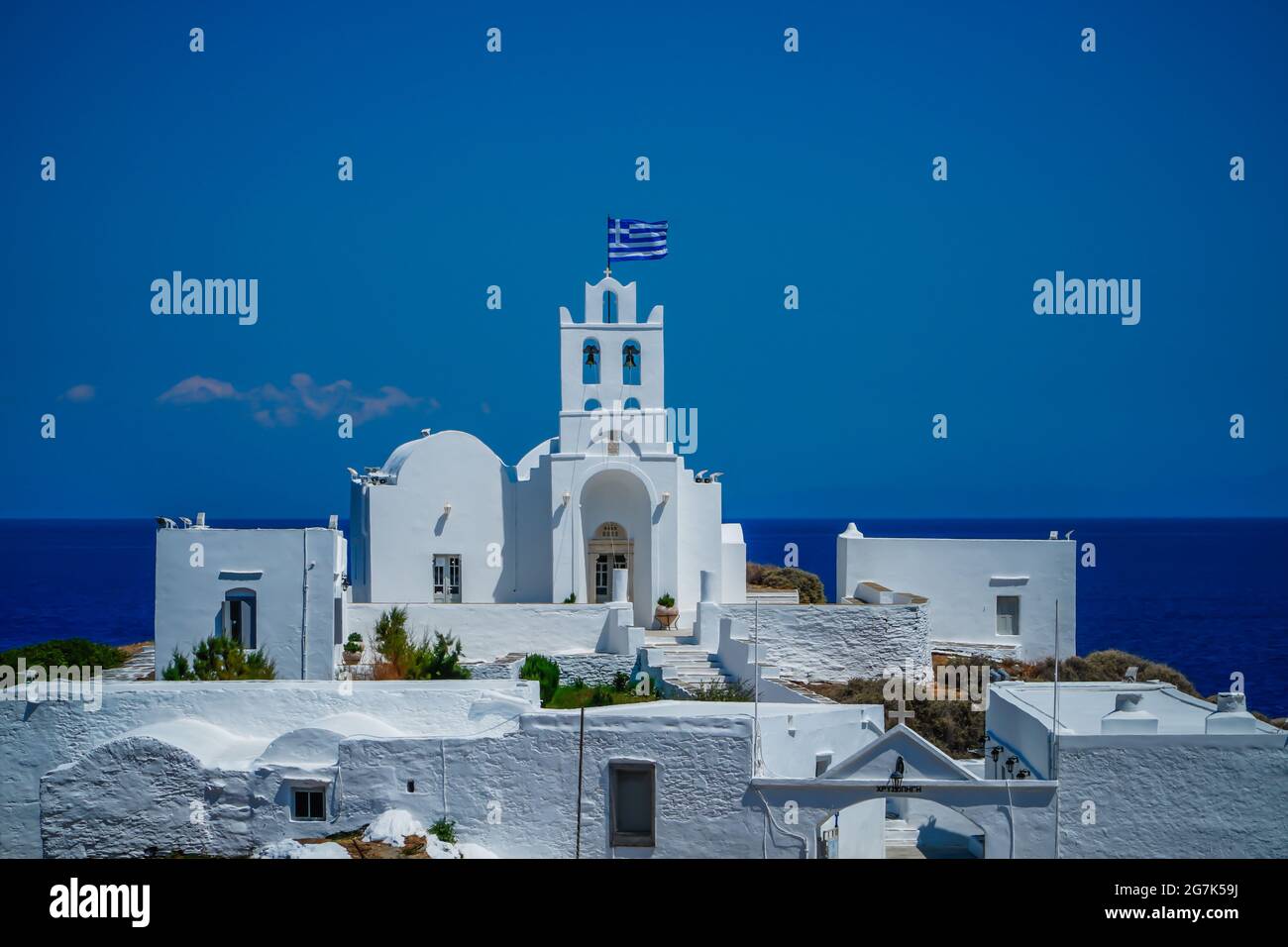Vue imprenable sur le monastère de Chrisopigi bâtiment blanchi à la chaux en Grèce sous un ciel bleu clair Banque D'Images