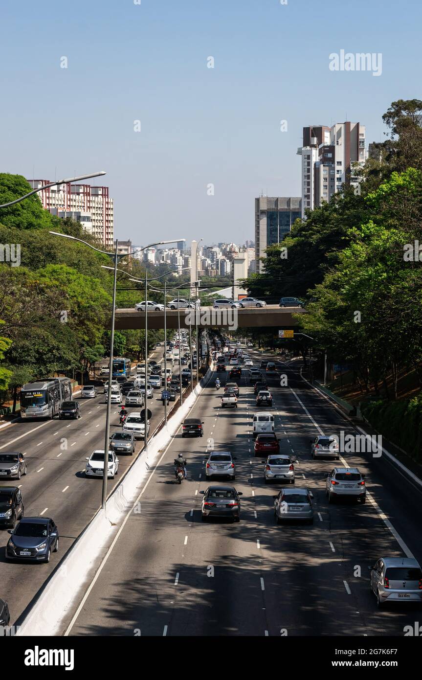 Vue sud-ouest de l'avenue 23 de Maio, le célèbre couloir nord-sud de l'autoroute qui relie le centre-ville et les quartiers de Vila Mariana. Banque D'Images