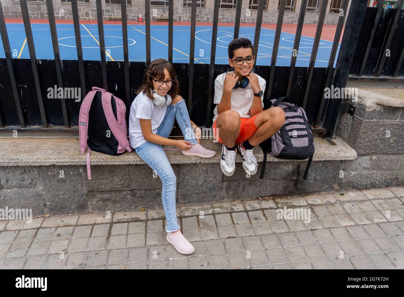 Deux garçons du Caucase rient et parlent à la porte de l'école. Concept de retour à l'école. Banque D'Images