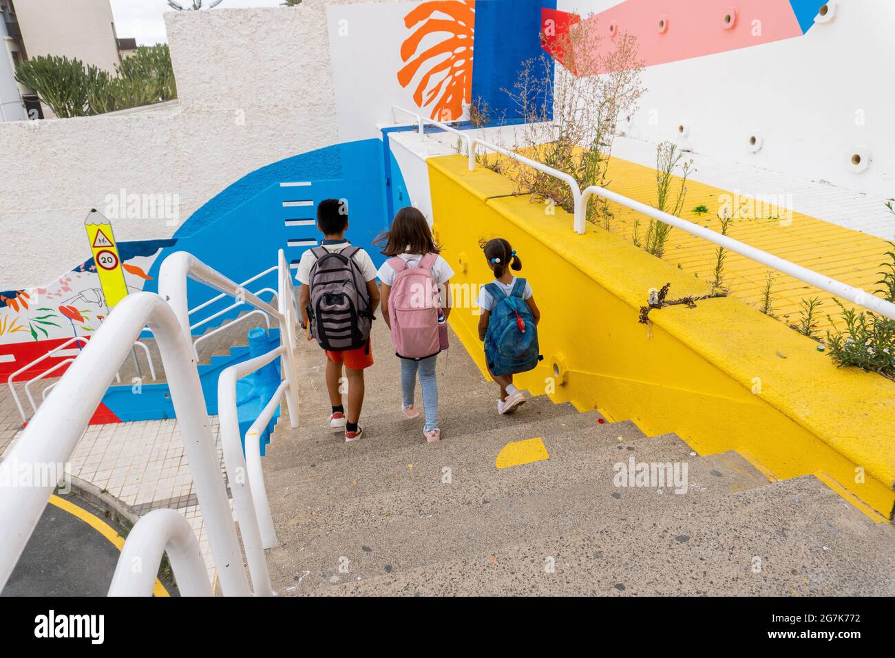 Trois camarades de classe, Caucasiens, marchant dans les escaliers de l'école Banque D'Images