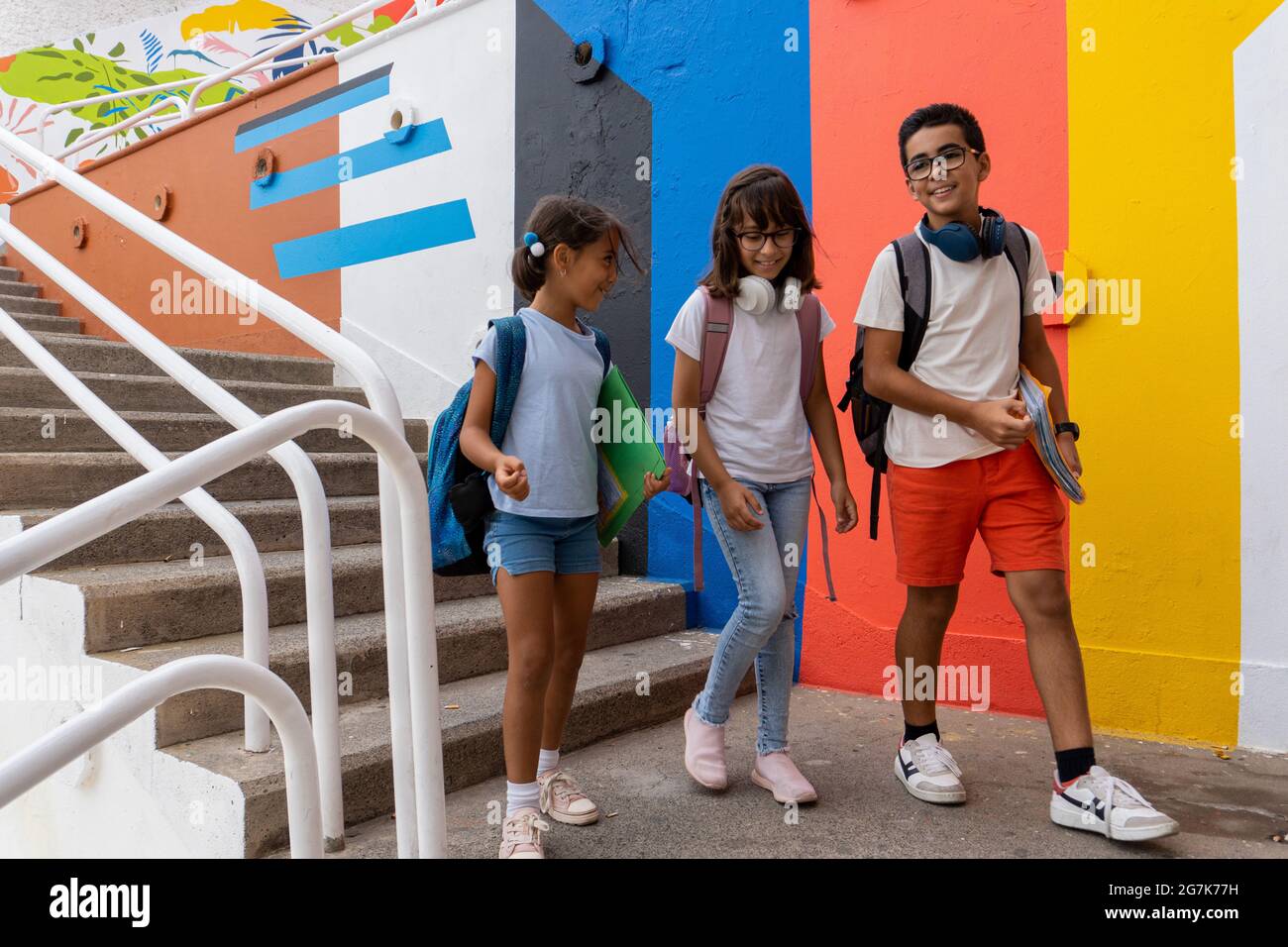 Trois camarades de classe, Caucasiens, marchant dans les escaliers de l'école Banque D'Images