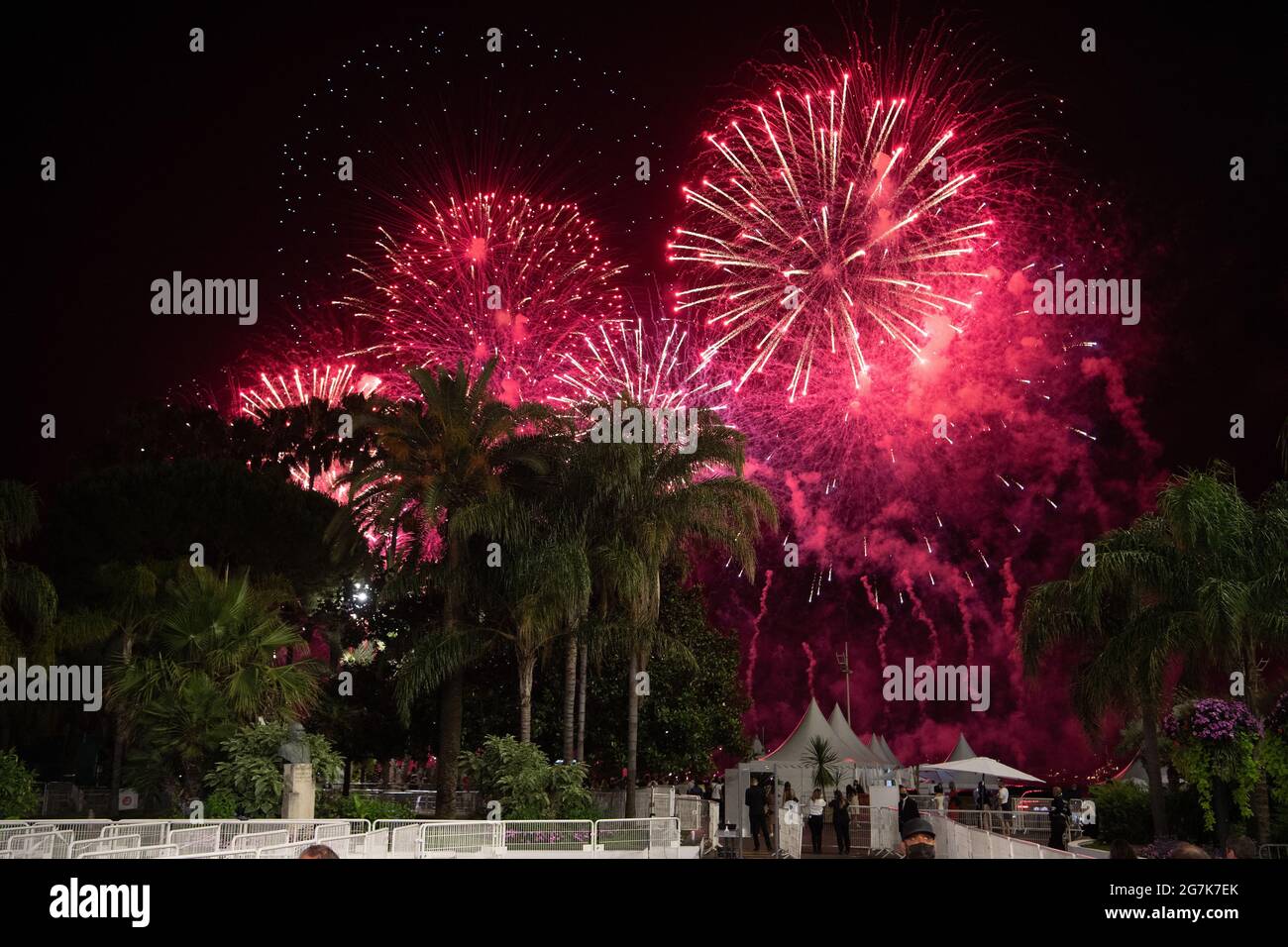 Cannes, Frances, 14 juillet 2021. Feux d'artifice du jour de la Bastille lors du 74e Festival annuel de Cannes le 14 juillet 2021 à Cannes, France. Photo de David Niviere/ABACAPRESS.COM Banque D'Images