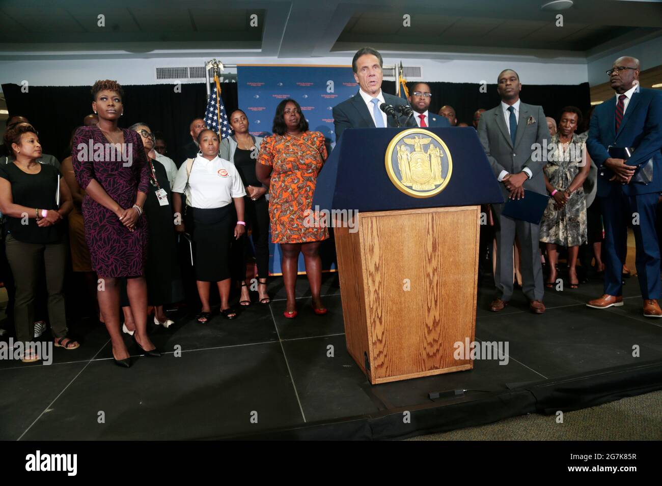 New York, NY, États-Unis. 14 juillet 2021. Andrew Cuomo, gouverneur de la Sate de New York, fait des remarques à la conférence de presse avec des représentants élus, Le clergé et les dirigeants communautaires à la suite de la première réunion de la communauté de prévention de la violence par armes à feu annonçant de nouveaux emplois et de nouvelles possibilités professionnelles pour les jeunes et ceux qui ont besoin d'emploi et d'autres ressources comme les problèmes de santé mentale à l'église baptiste Lenox Road le 14 juillet 2021 à New York. Crédit : Mpi43/Media Punch/Alamy Live News Banque D'Images