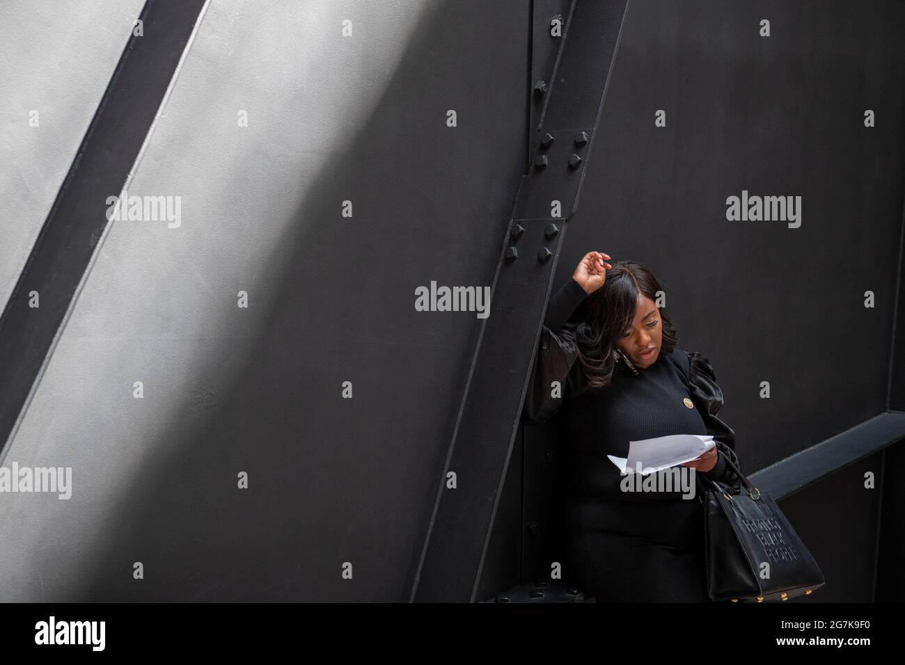 Washington, États-Unis d'Amérique. 14 juillet 2021. La Représentante d'État du Texas Jasmine Crockett (District D 100) parle au téléphone alors qu'elle se joint aux autres membres du Texas House Democratic Caucus lorsqu'ils se réunissent pour discuter de la réunion avec les sénateurs, dans l'atrium du Hart Senate Office Building à Washington, DC, le mercredi 14 juillet 2021. Crédit: Rod Lamkey/CNP/Sipa USA crédit: SIPA USA/Alay Live News Banque D'Images