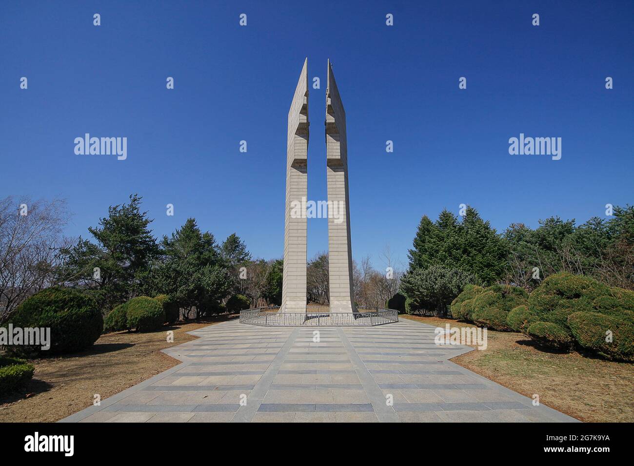 11 avril 2018-Goyang, Corée du Sud-UNE vue de la guerre de Corée bataille de cheval blanc monument commémoratif à Cheorwon, Corée du Sud. La bataille de White Horse fut une autre d'une série de batailles sanglantes pour les positions dominantes sur les collines pendant la guerre de Corée. Baengma-goji était une colline de 395 mètres (1,296 pieds) dans le triangle de fer, formé par Pyonggang à son sommet et Gimhwa-eup et Cheorwon à sa base, était une voie de transport stratégique dans la région centrale de la péninsule coréenne. White Horse était la crête d'une masse de collines boisées qui s'étendait du nord-ouest au sud-est sur environ 3 km (3 milles), en pennsylvanie Banque D'Images