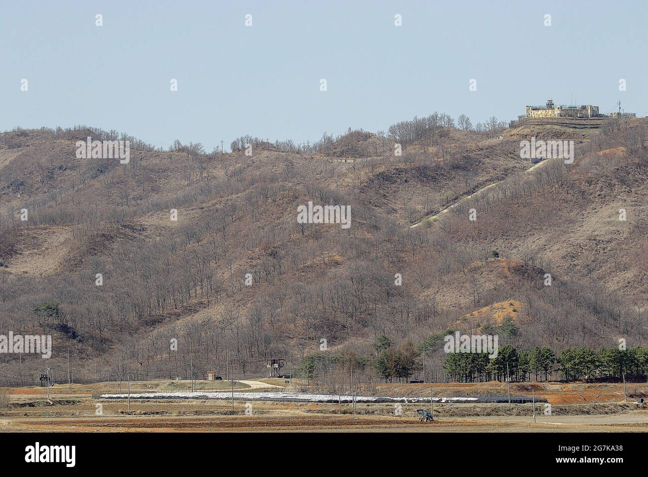 11 avril 2018-Goyang, Corée du Sud-UNE vue de la guerre de Corée bataille de cheval blanc et la ligne de contrôle civile à Cheorwon, Corée du Sud. La bataille de White Horse fut une autre d'une série de batailles sanglantes pour les positions dominantes sur les collines pendant la guerre de Corée. Baengma-goji était une colline de 395 mètres (1,296 pieds) dans le triangle de fer, formé par Pyonggang à son sommet et Gimhwa-eup et Cheorwon à sa base, était une voie de transport stratégique dans la région centrale de la péninsule coréenne. White Horse était la crête d'une masse de colline boisée qui s'étendait du nord-ouest au sud-est sur environ deux milles Banque D'Images