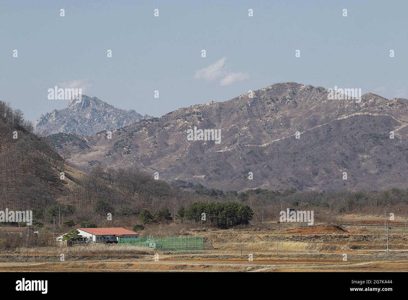 11 avril 2018-Goyang, Corée du Sud-UNE vue de la guerre de Corée bataille de cheval blanc et la ligne de contrôle civile à Cheorwon, Corée du Sud. La bataille de White Horse fut une autre d'une série de batailles sanglantes pour les positions dominantes sur les collines pendant la guerre de Corée. Baengma-goji était une colline de 395 mètres (1,296 pieds) dans le triangle de fer, formé par Pyonggang à son sommet et Gimhwa-eup et Cheorwon à sa base, était une voie de transport stratégique dans la région centrale de la péninsule coréenne. White Horse était la crête d'une masse de colline boisée qui s'étendait du nord-ouest au sud-est sur environ deux milles Banque D'Images