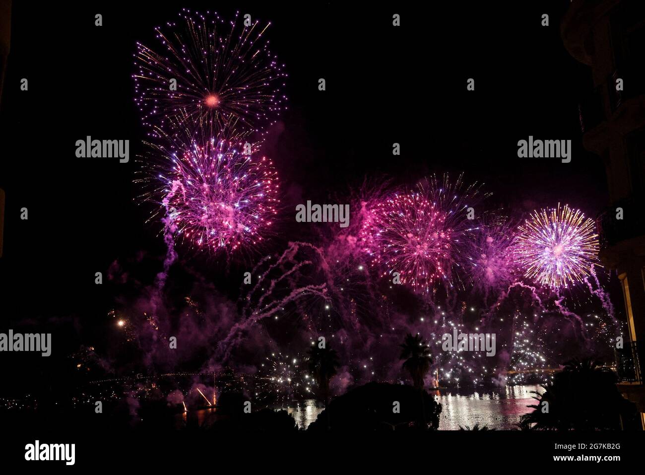 CANNES - 14 JUILLET : feu d'artifice du jour de la Bastille 'TAPIS ROUGE' par GROUPE F lors du 74e Festival de Cannes le 14 juillet 2021 au Palais des Festivals de Cannes, France. (Photo de Lyvans Boolaky/ÙPtertainment/Sipa USA) Banque D'Images