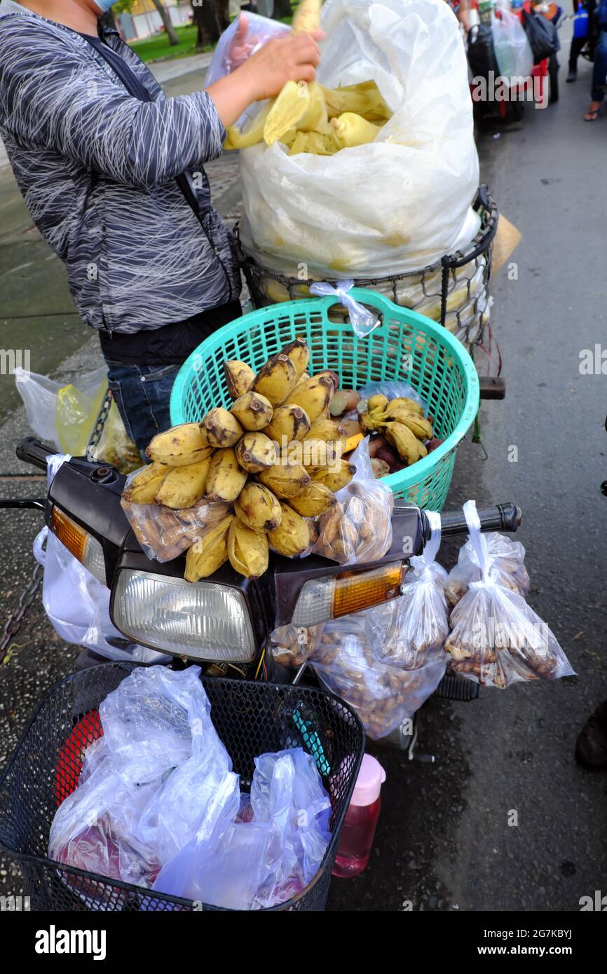 Magasin d'alimentation mobile sur moto pour vendre la banane bouillie,  patate douce, arachide, panier de transport de moto et s'arrêter au  trottoir, simple, petit déjeuner bon marché Photo Stock - Alamy