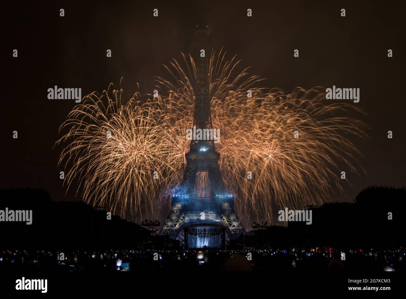 Feux d'artifice de la Bastille à la Tour Eiffel le 14 juillet 2021 - spectacle pyrotechnique pour la fête nationale française à Paris pendant la pandémie Covid-19 Banque D'Images