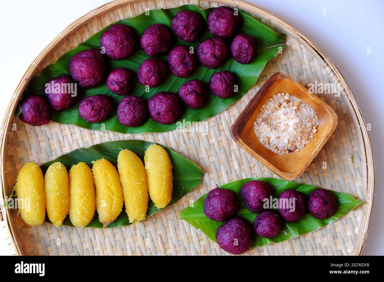 Vue de dessus plateau de légumes de la patate douce violette, banane bouillie pour un dîner simple, un menu sans viande sera bon pour la santé Banque D'Images