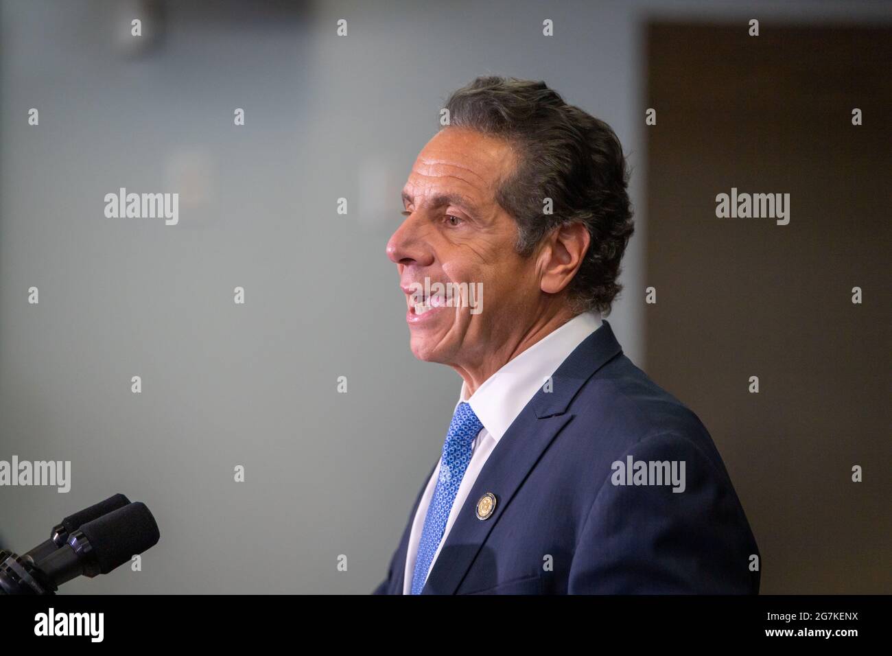 Le gouverneur de New York, Andrew Cuomo, prend la parole lors d'une conférence de presse à New York. Le gouverneur de New York Andrew Cuomo et le candidat démocrate du maire de New York, Eric Adams, tiennent une conférence de presse commune à Brooklyn où les deux dirigeants ont parlé de la hausse du taux de violence par les armes à feu dans toute la ville. Le gouverneur a annoncé que l'État de New York offrira sous peu 4,000 emplois d'été et des emplois à temps plein avec formation pour les jeunes dans les quartiers à forte criminalité. Les fusillades ont lieu dans toute la ville et de nombreux enfants ont été victimes de récents incidents. (Photo par Ron Adar/SOPA Images/Sipa USA) Banque D'Images