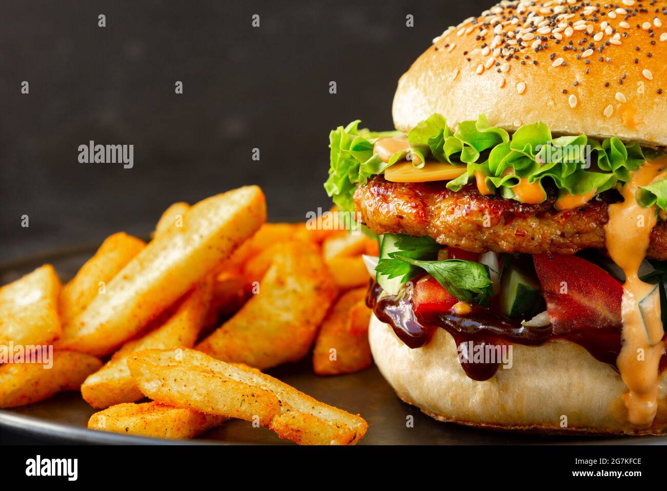 Gros plan de délicieux hamburger de poulet frais accompagné de frites Banque D'Images