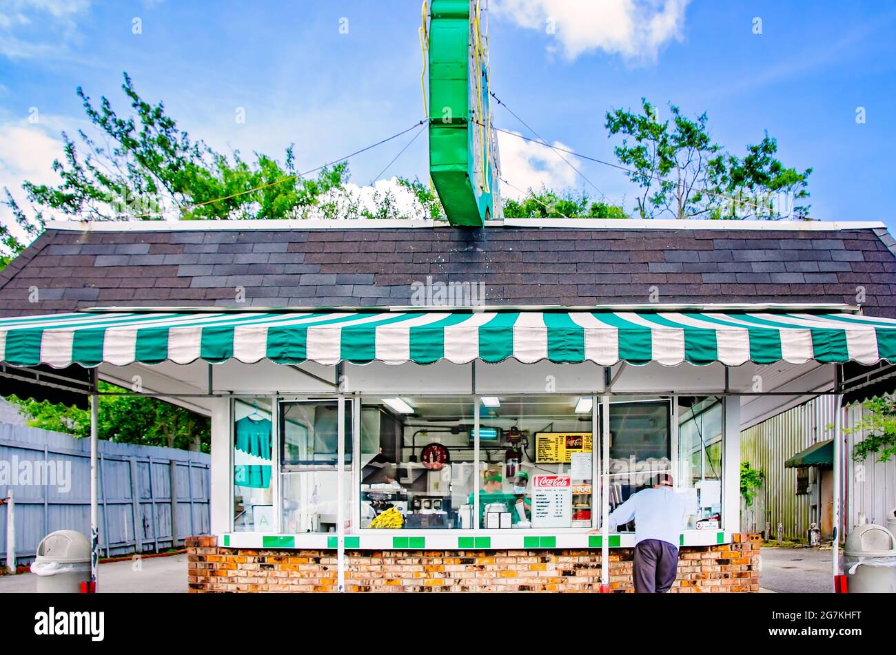 Un client passe sa commande au drive-in de EDD, le 1er juillet 2021, à Pascagoula, Mississippi. Le Drive-In de EDD a été fondé en 1953. Banque D'Images