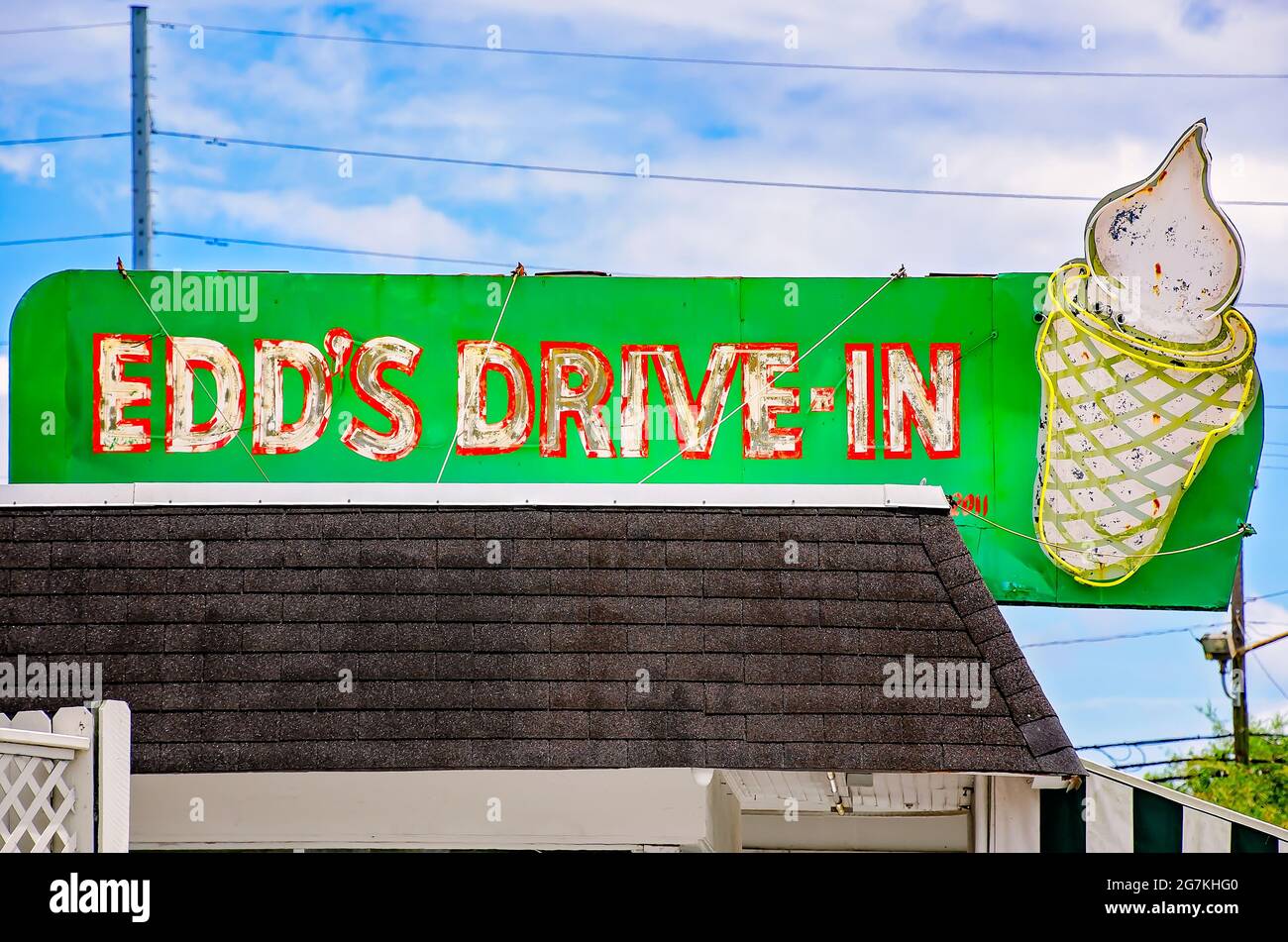 Le Drive-In de EDD présente un panneau au néon vintage avec un cône de glace, le 1er juillet 2021, à Pascagoula, Mississippi. Le Drive-In de EDD a été fondé en 1953. Banque D'Images