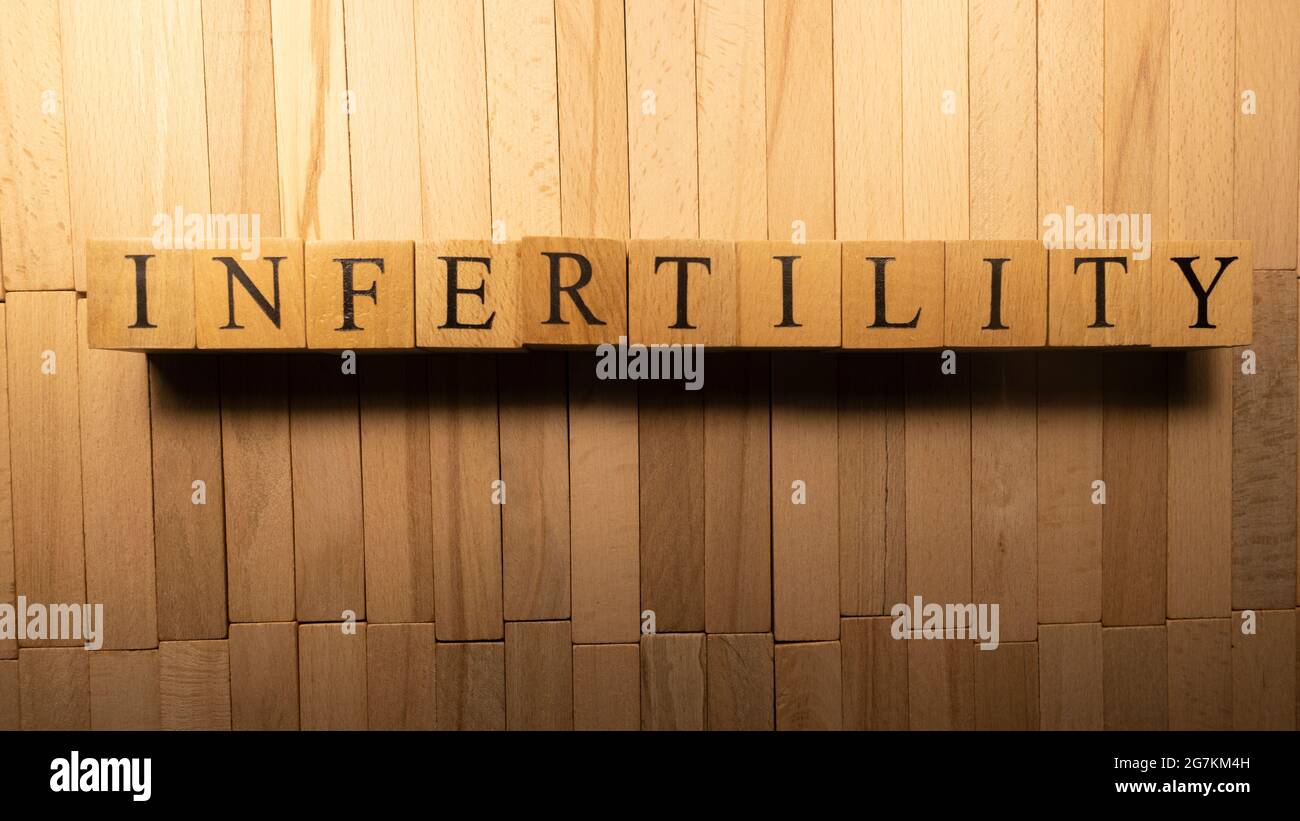 Le mot infertilité a été créé à partir de cubes de lettre en bois. Maladie et santé. Gros plan. Banque D'Images