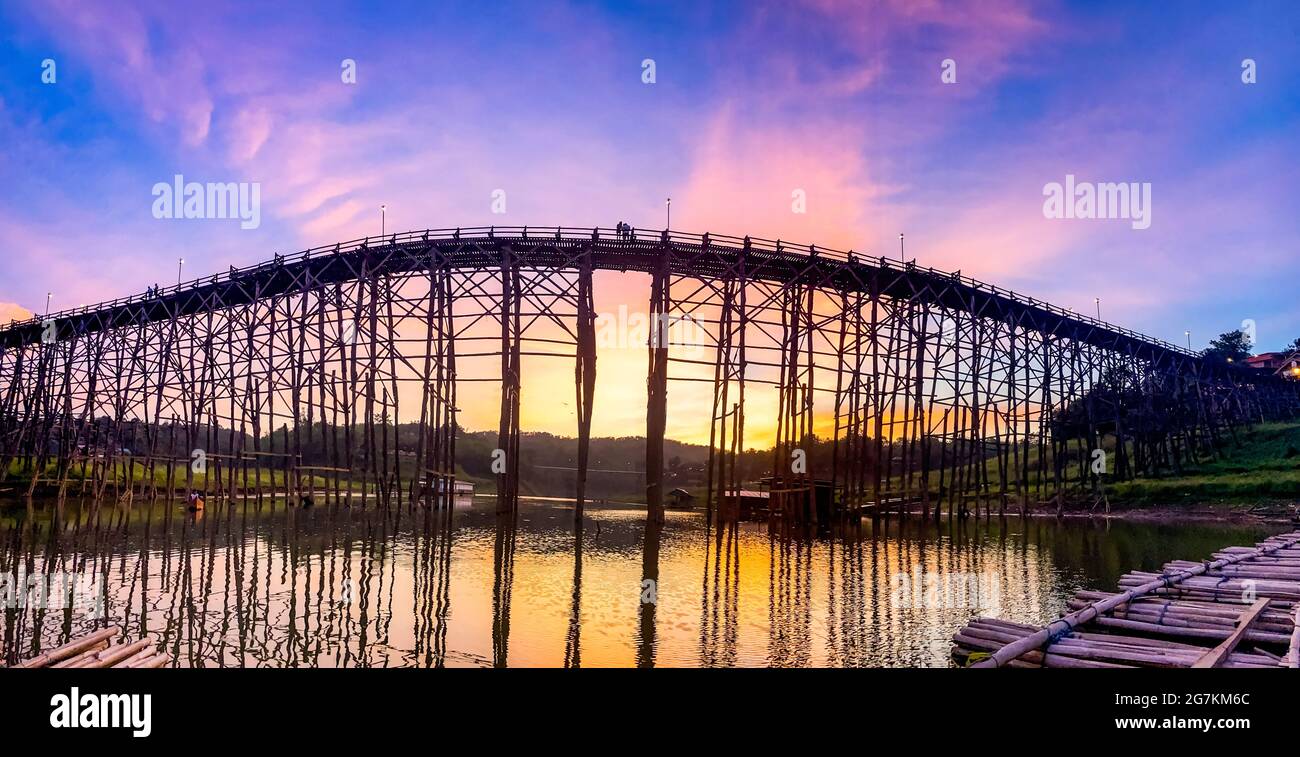 Pont mon, ancien pont en bois au coucher du soleil à Sangkhlaburi, Kanchanaburi, Thaïlande Banque D'Images