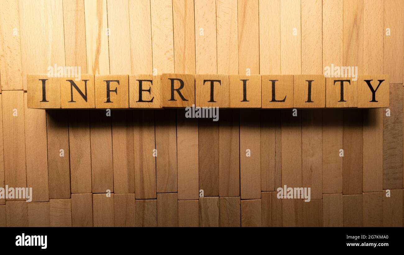 Le mot infertilité a été créé à partir de cubes de lettre en bois. Maladie et santé. Gros plan. Banque D'Images
