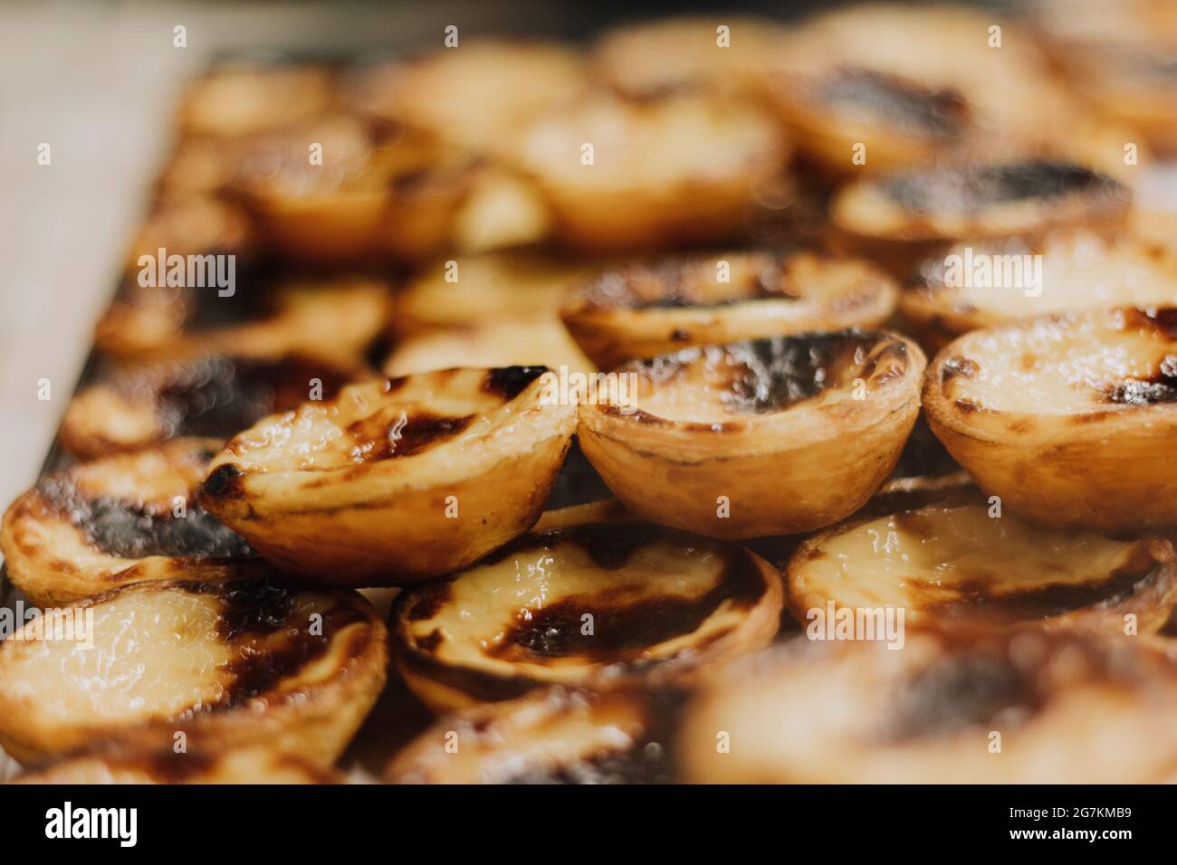 Dessert Portugais Pastel De Nata Pate A Tarte Aux œufs Et A La Creme Saupoudree De Cannelle Photo Stock Alamy