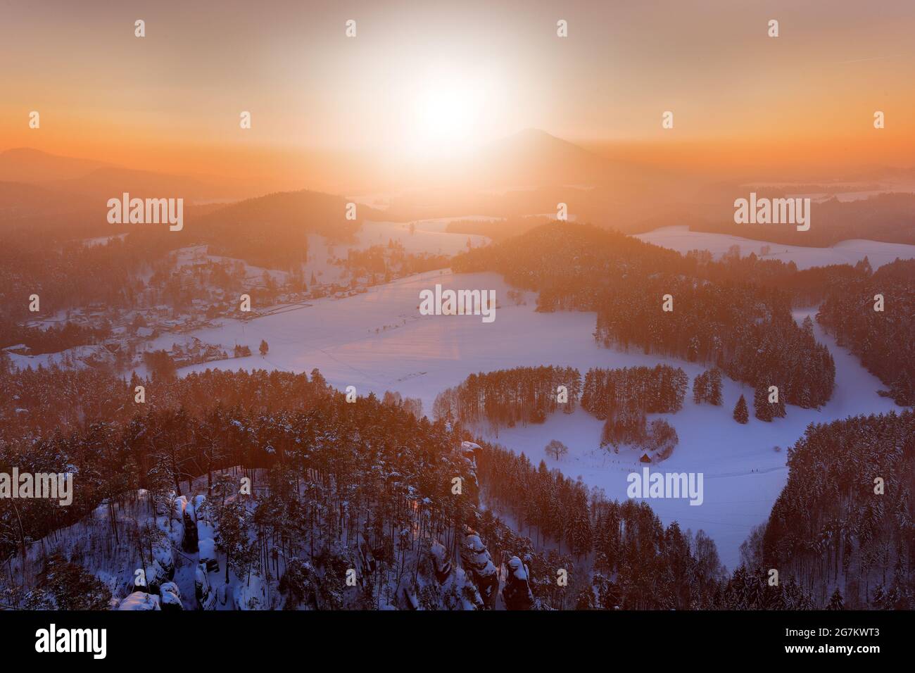 Lumière rose du matin avant le lever du soleil. Crépuscule d'hiver, nature froide dans la forêt. Orlicke hory, république tchèque. Paysage de montagne avec forêt de bouleau, Banque D'Images