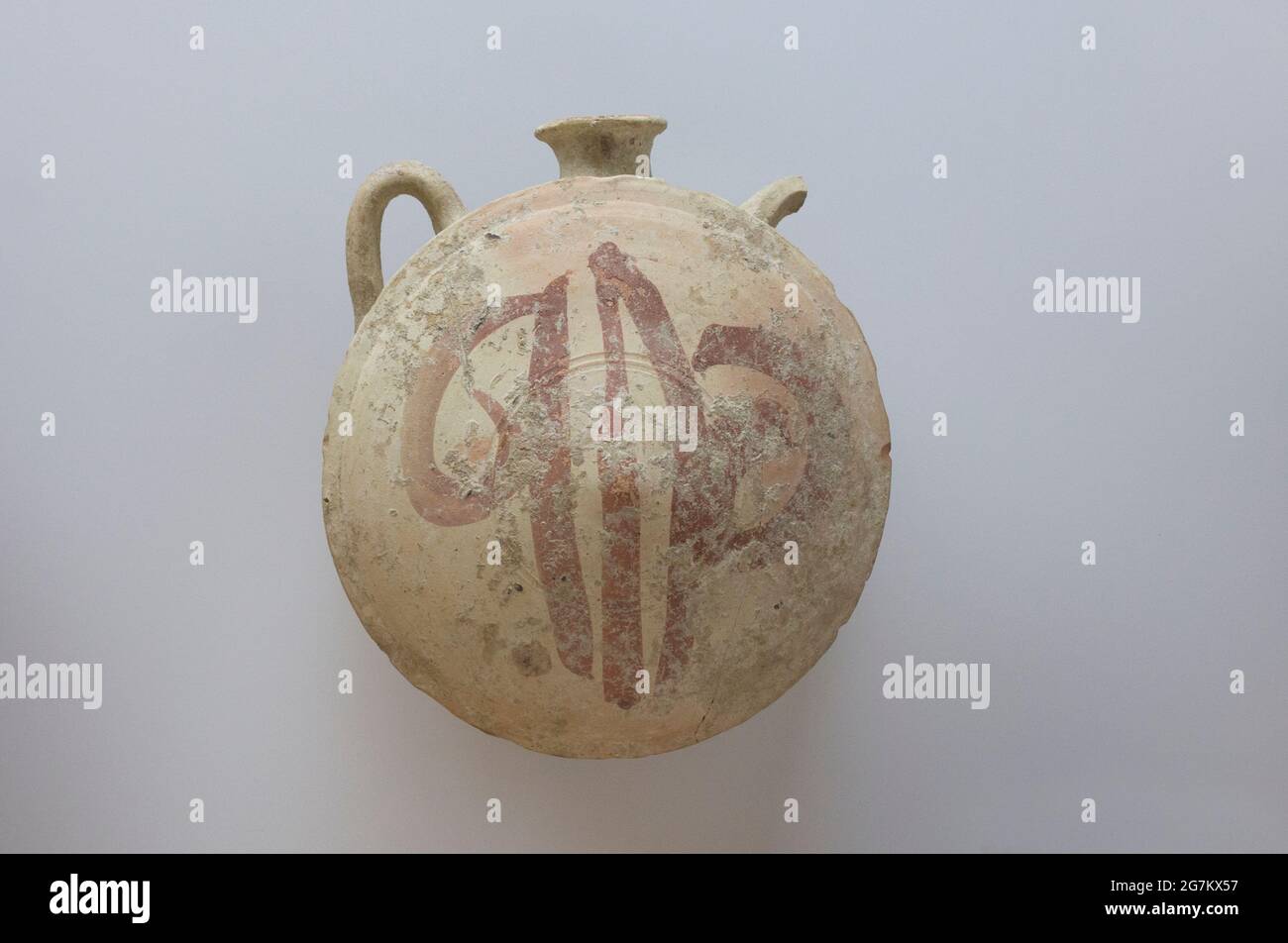 Huelva, Espagne - 02 juillet 2018 : cantine avec deux poignées ovales décorées de taches de fer et d'oxyde de manganèse. XIIe siècle. Shaltish. Saltes, Huelva. A Banque D'Images