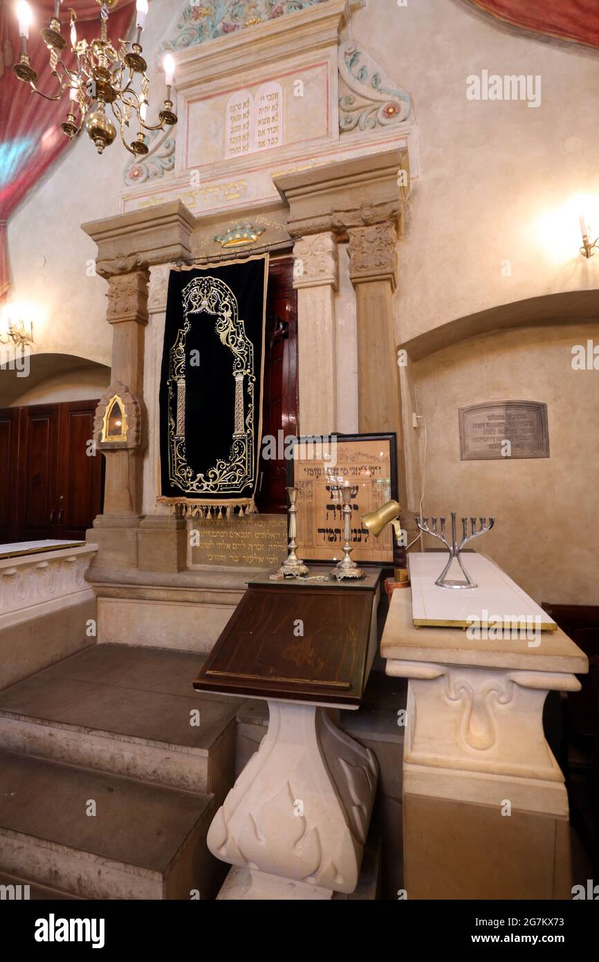 Cracovie. Cracovie. Pologne. Torah Ark (Aron ha-kodesh) dans la synagogue Remuh (Remu). Kazimierz, anciens quartiers juifs. Banque D'Images