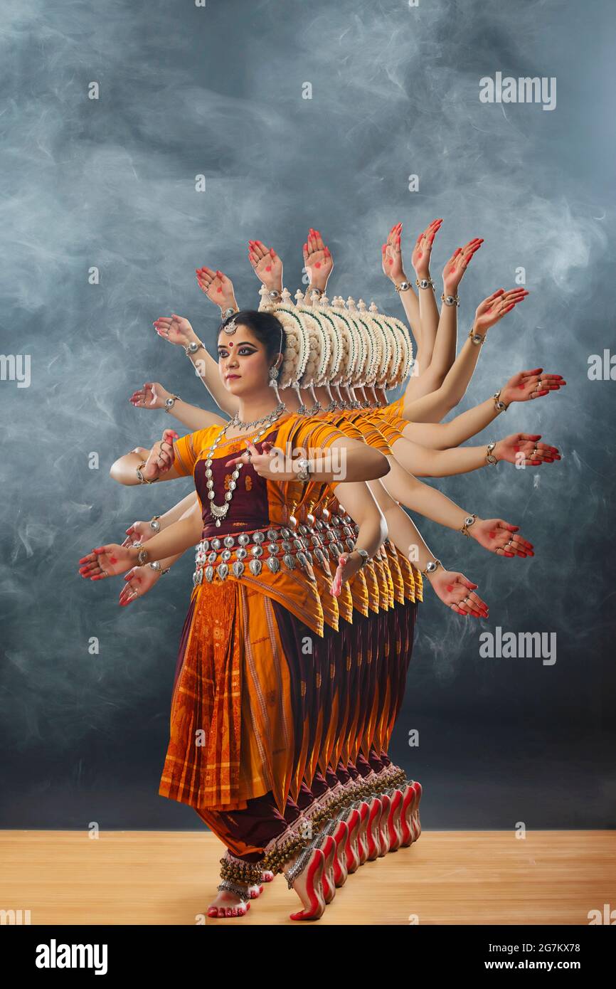 Mouvement de main différent de danseur Odissi exécutant Surya Dev mudra Banque D'Images