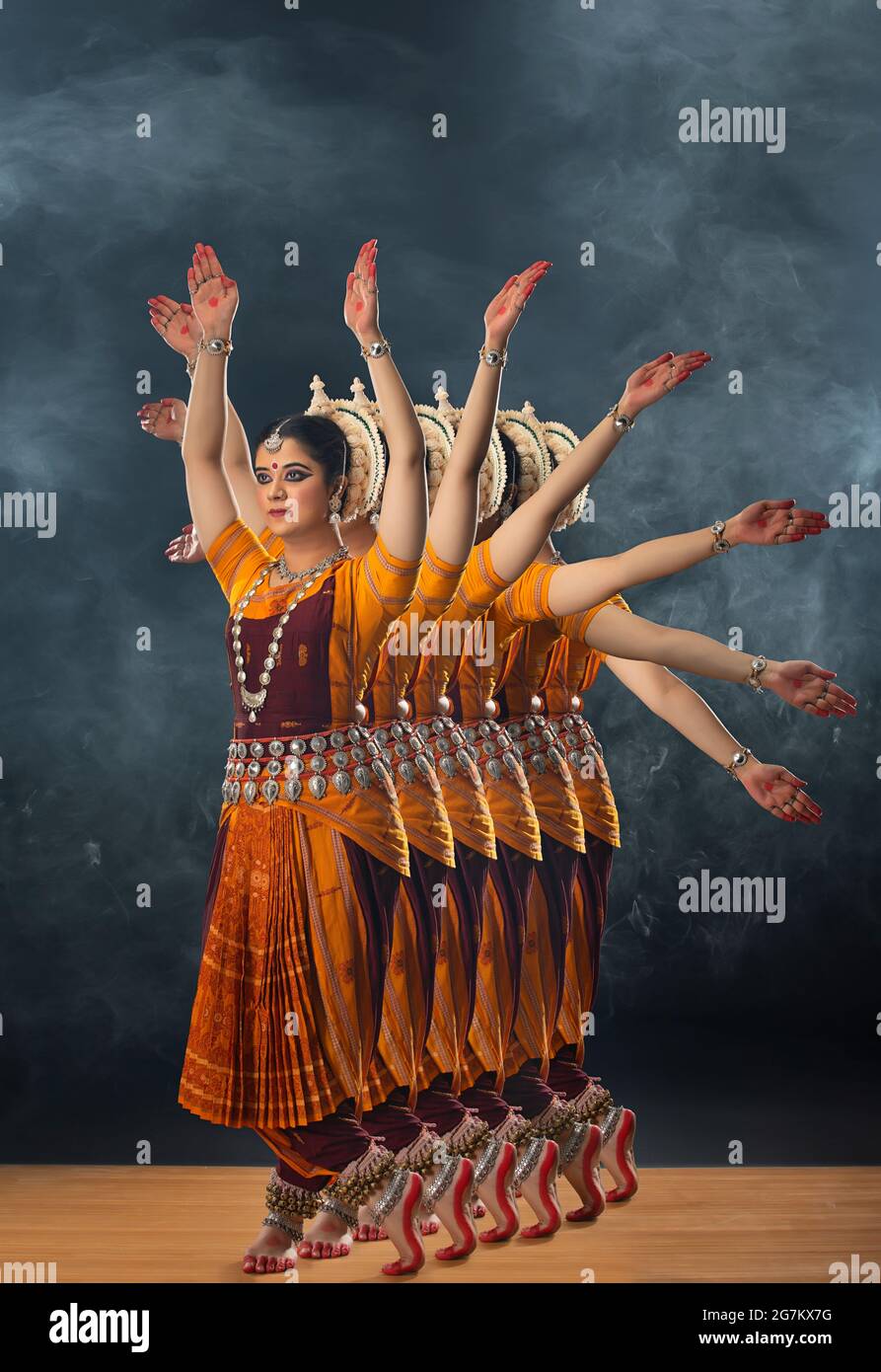 Mouvement de main différent de danseur Odissi exécutant Surya Dev mudra Banque D'Images
