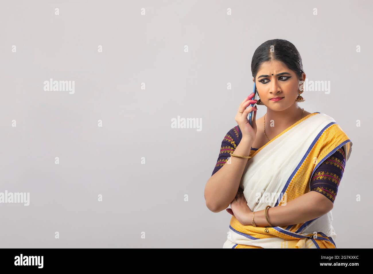 Femme écoutant attentivement les informations de l'appel Banque D'Images