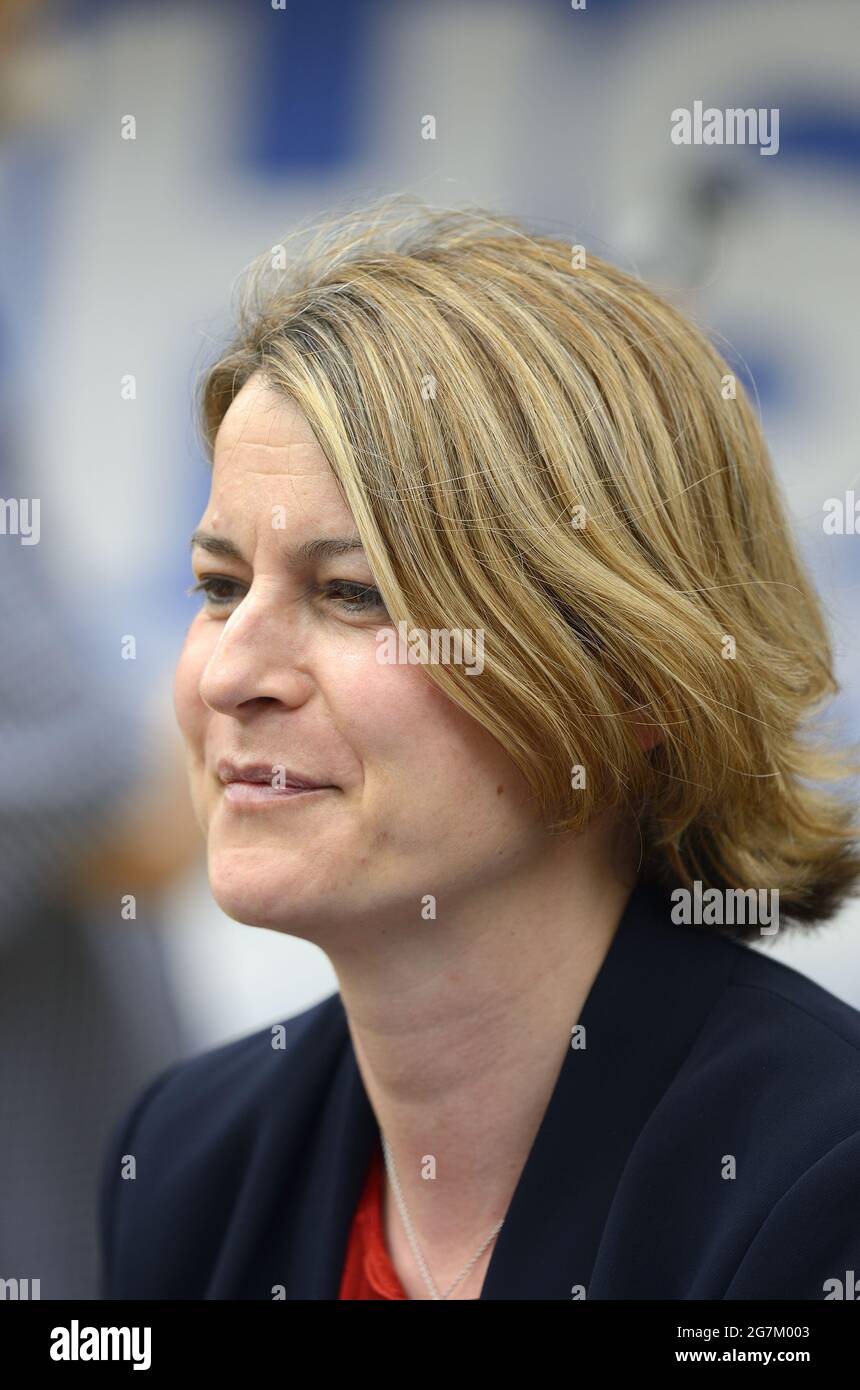 Helen Hayes, députée travailliste de Dulwich et de West Norwood, s'exprimant lors d'une protestation contre le projet de loi du NHS ouvrant la voie à la privatisation du NHS - 14 juillet 2 Banque D'Images