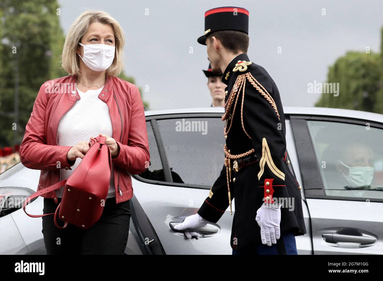 Barbara Pompili, ministre de la transition écologique aide au départ militaire du jour de la Bastille sur l'avenue des champs Elysées, à Paris, France, le 14 juillet 2021. Défilé militaire annuel de la Bastille sur l'avenue des champs-Elysées à Paris, France, le 14 juillet 2021. Photo de Stephane Lemouton/ABACAPRESS.COM Banque D'Images