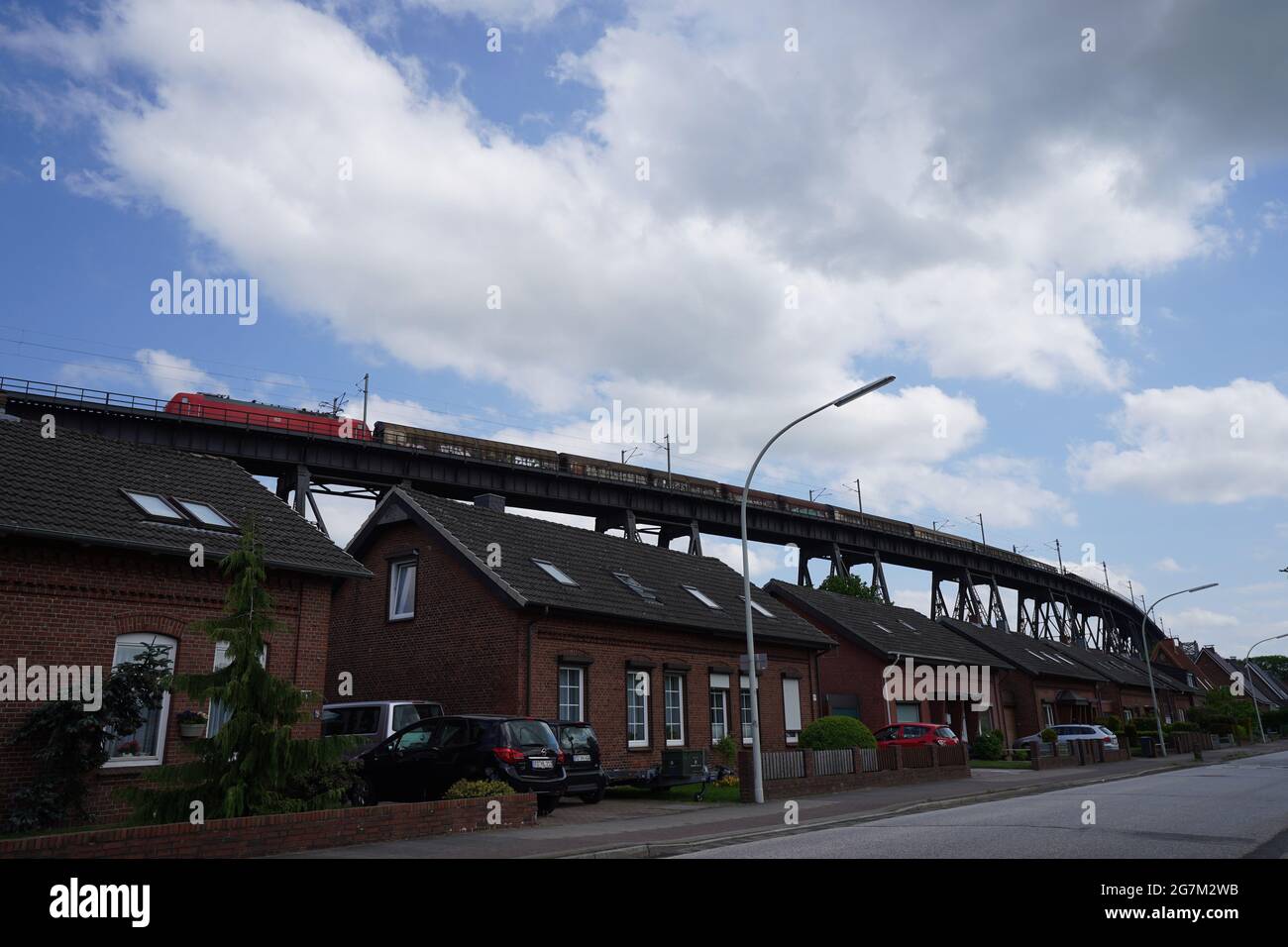 Rendsburg, Allemagne. 02 juin 2021. Vue sur les bâtiments résidentiels et le pont ferroviaire Rendsburger Hochbrücke. Credit: Marcus Brandt/dpa/Alay Live News Banque D'Images