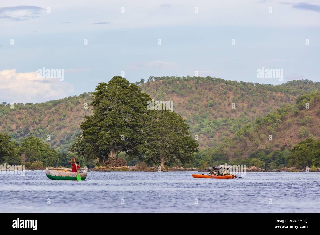 Les voyageurs qui font du kayak sur la rivière Cauvery près du camp d'aventure de Bheemeshwari Banque D'Images