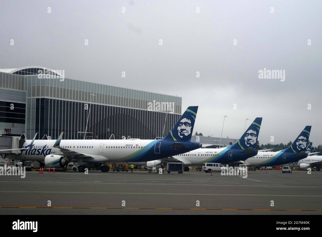 Alaska Airlines s'envol aux portes N du terminal nord de l'aéroport international de Seattle-Tacoma, le mercredi 14 juillet 2021, à SeaTac, Washington. Banque D'Images