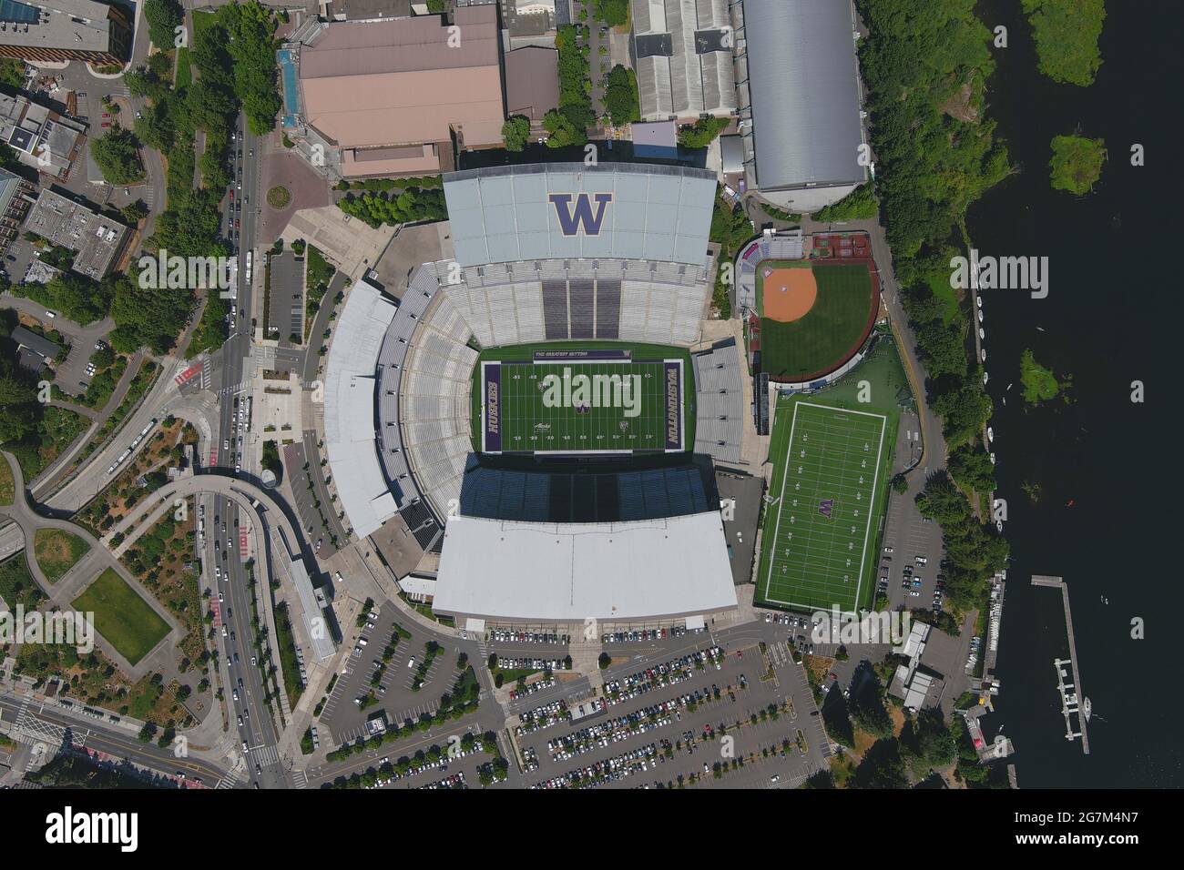 Une vue aérienne du Husky Stadium sur le campus de l'Université de Washington, le mercredi 14 juillet 2021, à Seattle. L'installation est la maison de t Banque D'Images